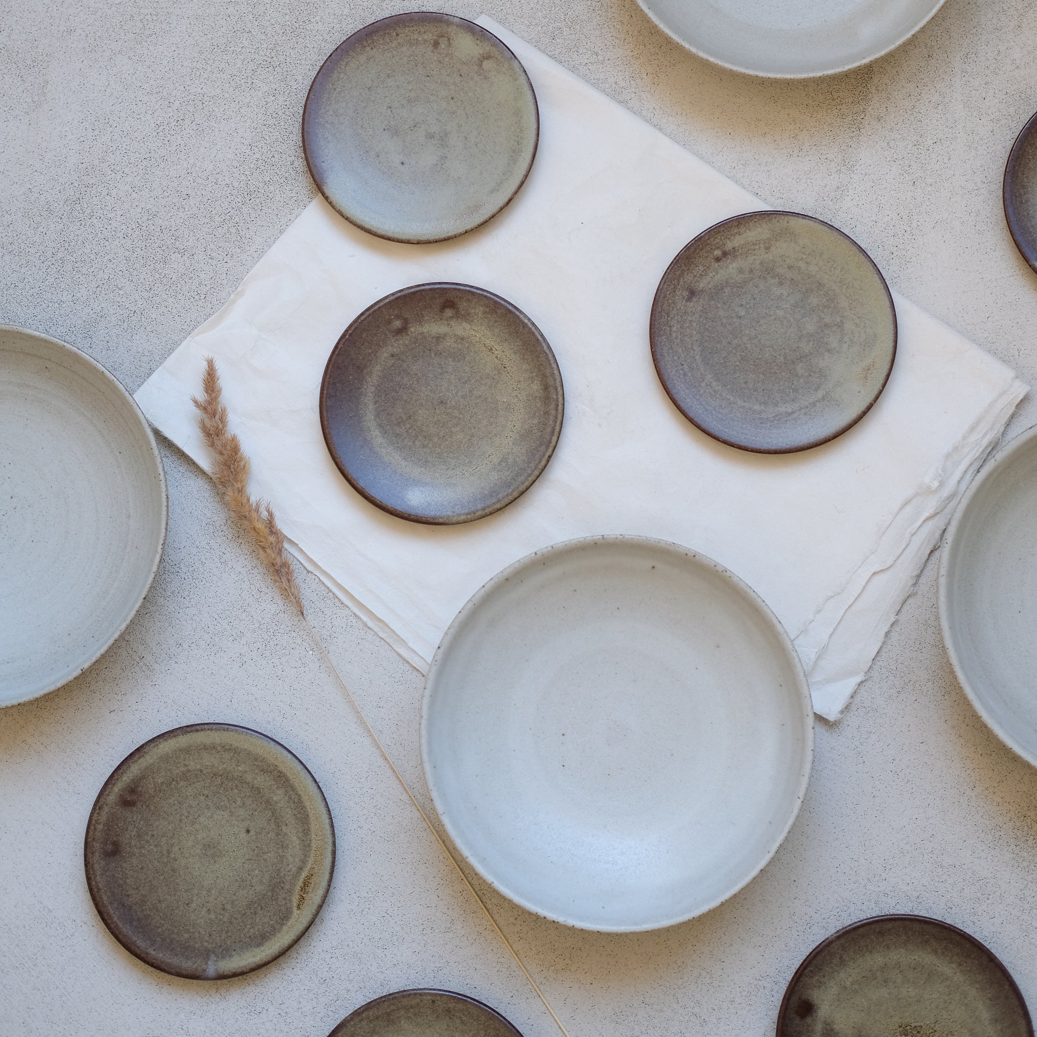 Assiette creuse en grès de Treigny par Kim Lê chez Brutal