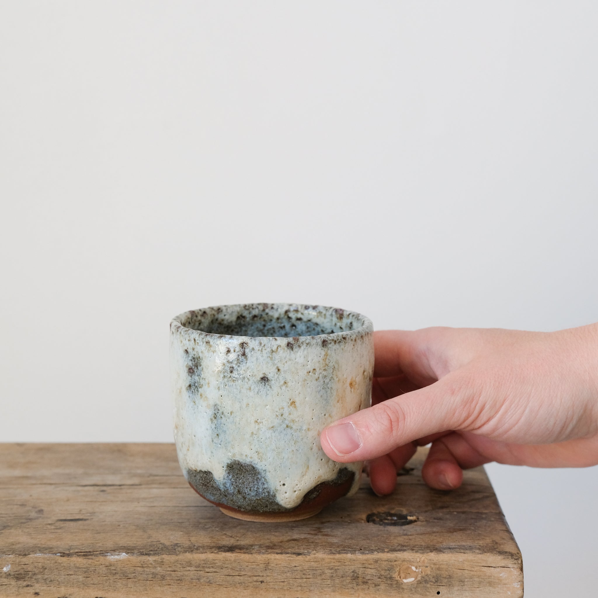 Mug en grès de Treigny, émail à la cendre par Kim Lê chez Brutal