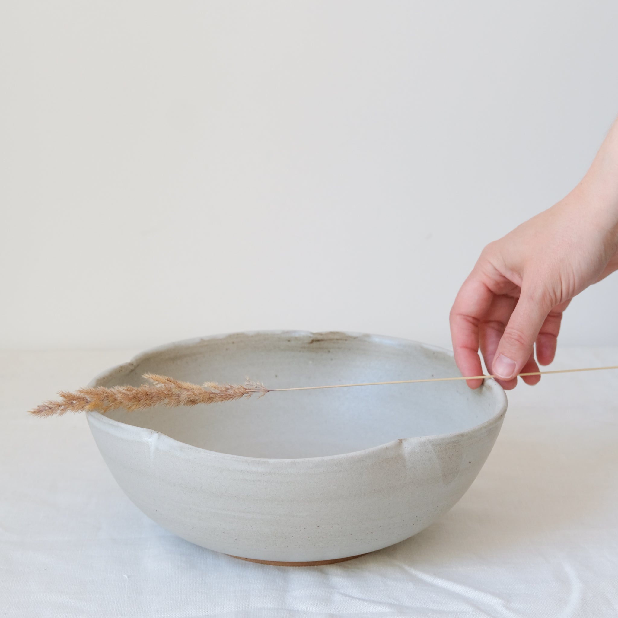 Saladier fleur en grès de Treigny par Kim Lê chez Brutal