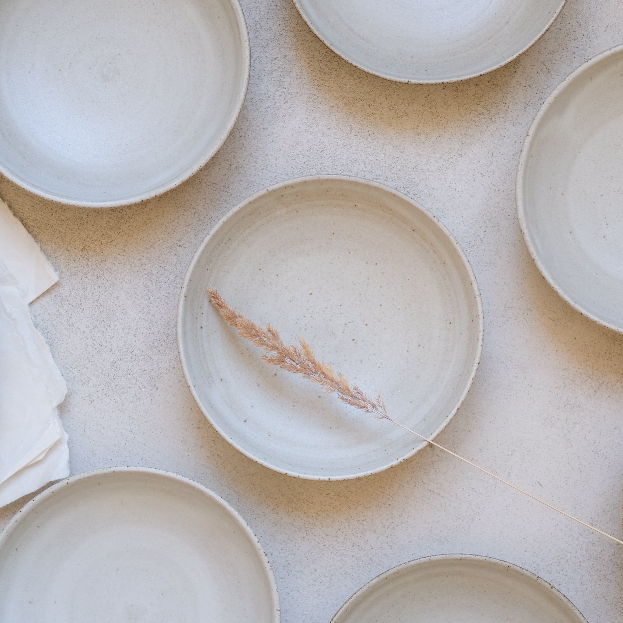 Assiette creuse en grès de Treigny par Kim Lê chez Brutal