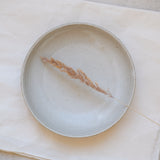 Assiette creuse en grès de Treigny par Kim Lê chez Brutal