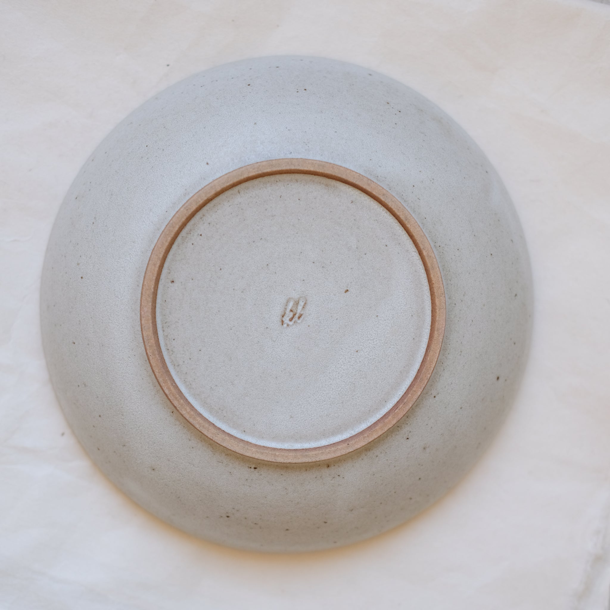 Assiette creuse en grès de Treigny par Kim Lê chez Brutal