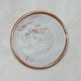 Assiette en grès blanc et ocre par Léa Guetta chez Brutal Ceramics