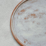 Assiette en grès blanc et ocre par Léa Guetta chez Brutal Ceramics