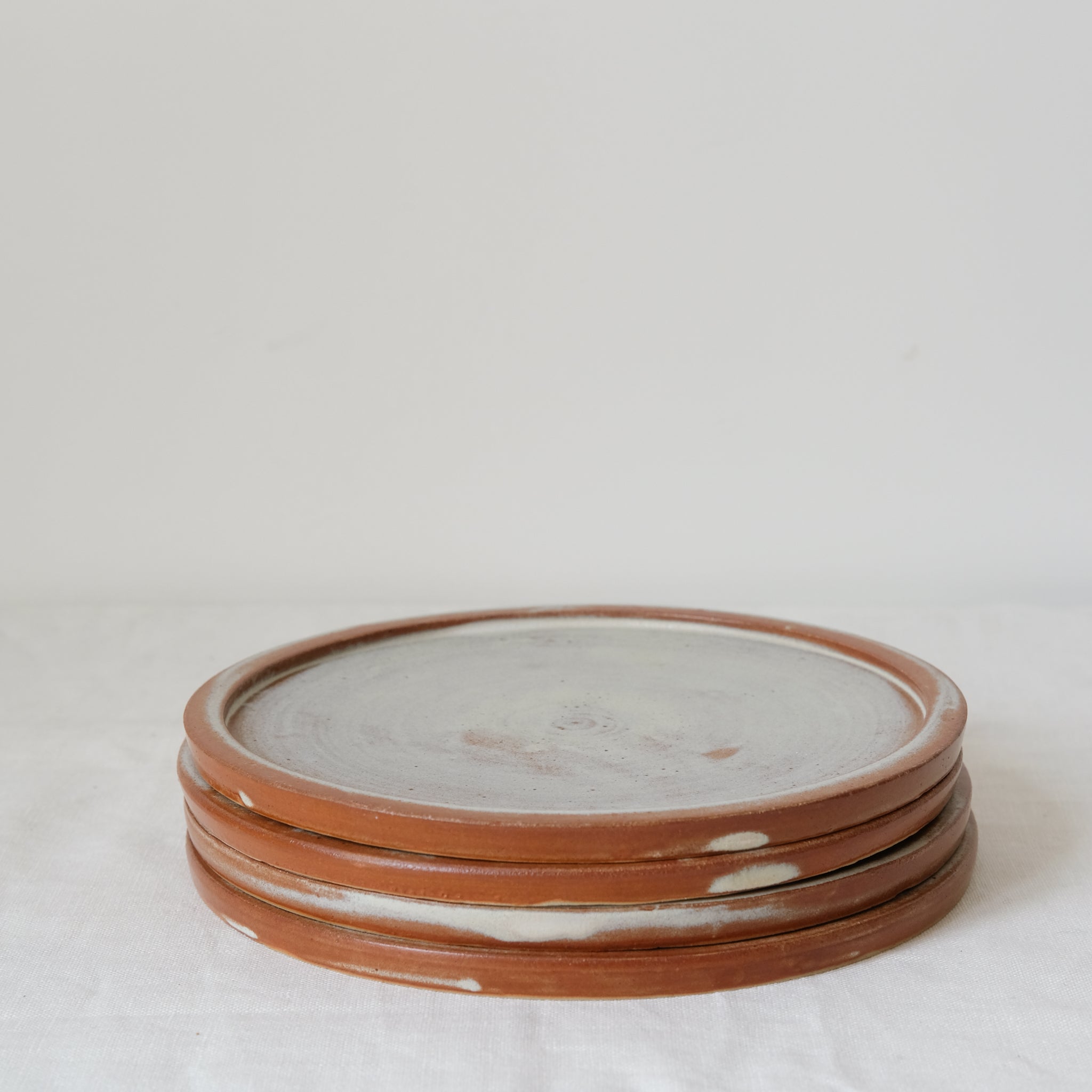 Assiette en grès blanc et ocre par Léa Guetta chez Brutal Ceramics