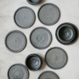 Assiette en grès noir mouchetée par Léa Guetta chez Brutal Ceramics