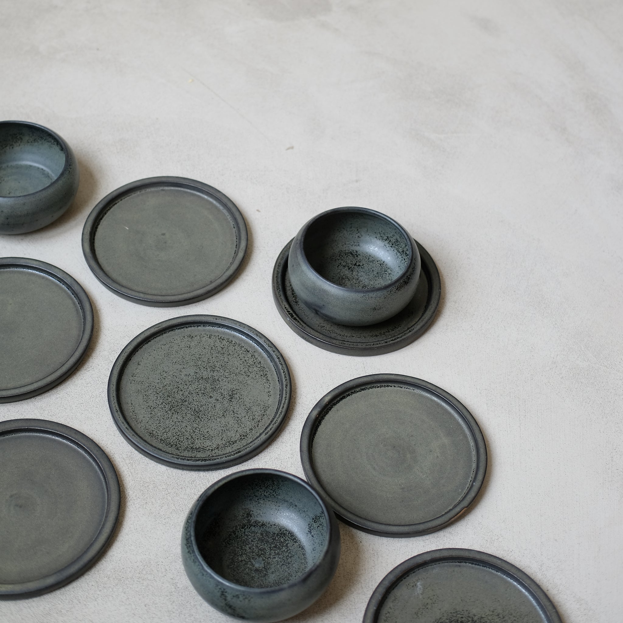 Assiette en grès noir mouchetée par Léa Guetta chez Brutal Ceramics