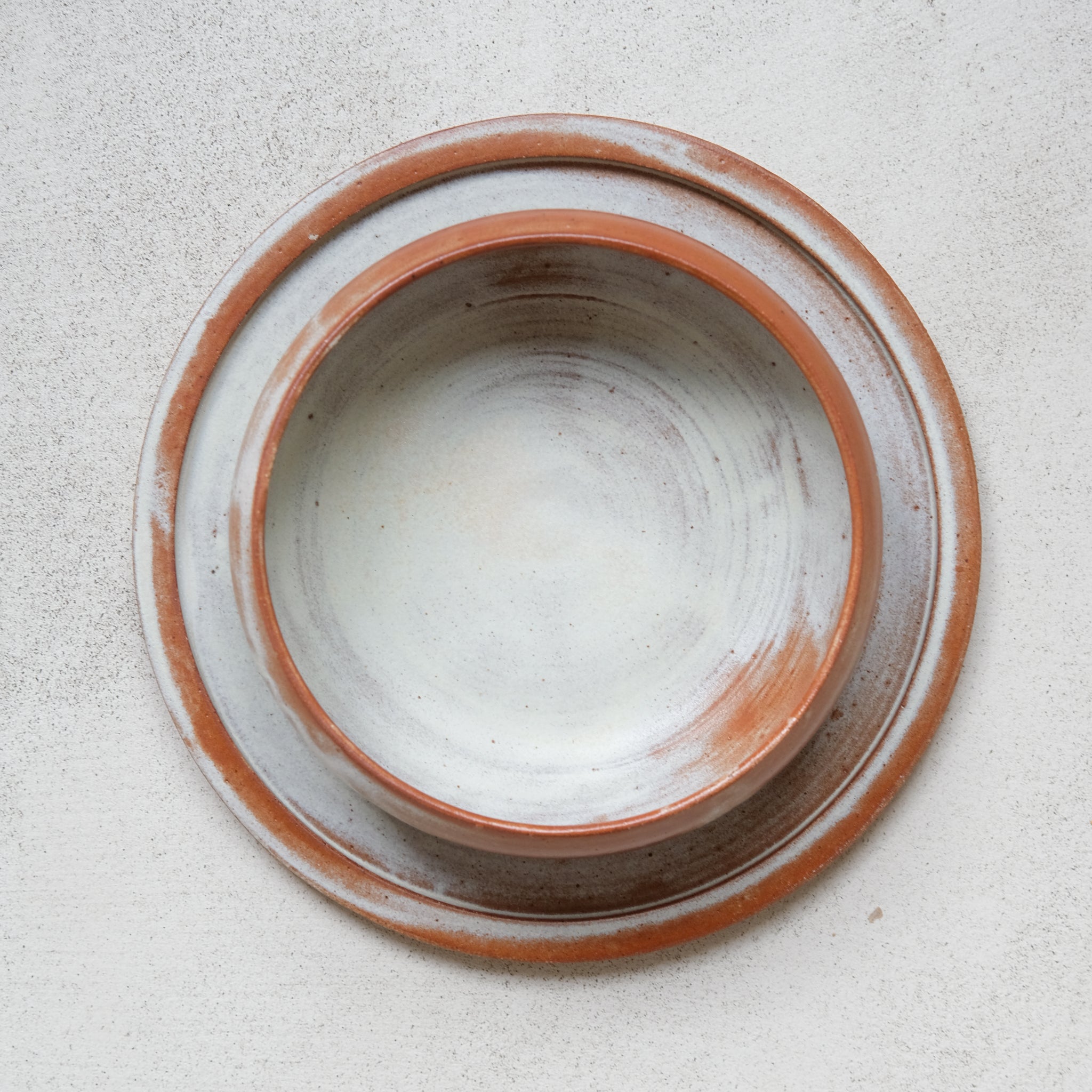 Assiette en grès blanc et ocre par Léa Guetta chez Brutal Ceramics
