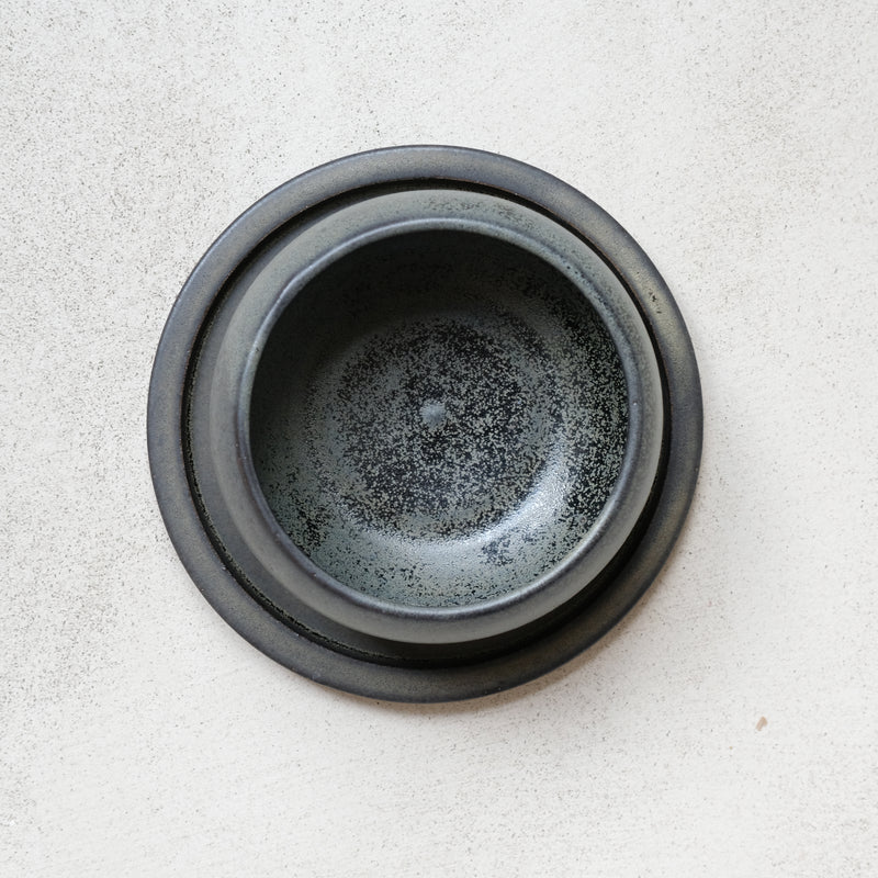 Assiette en grès noir mouchetée par Léa Guetta chez Brutal Ceramics
