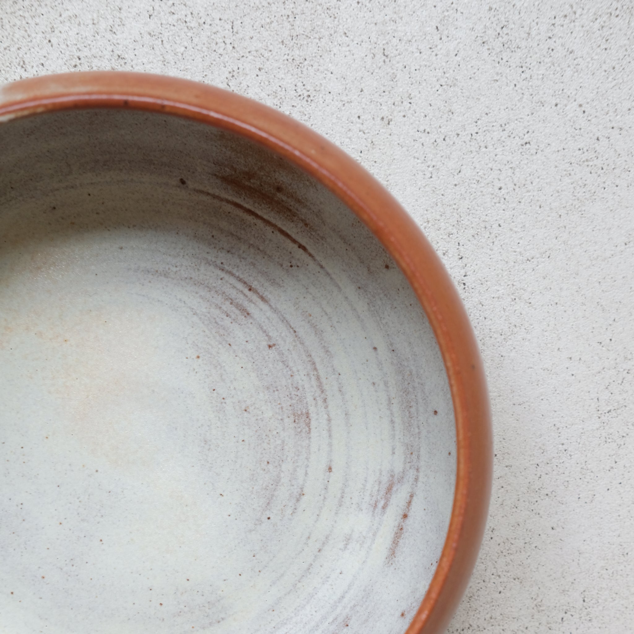 Bol en grès blanc ocre par Léa Guetta chez Brutal Ceramics