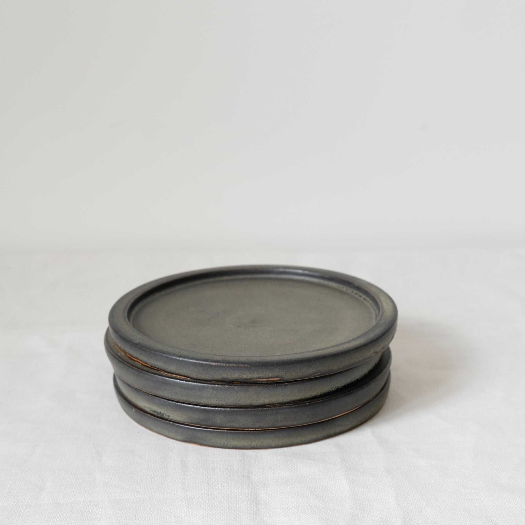 Assiette en grès noir mouchetée par Léa Guetta chez Brutal Ceramics