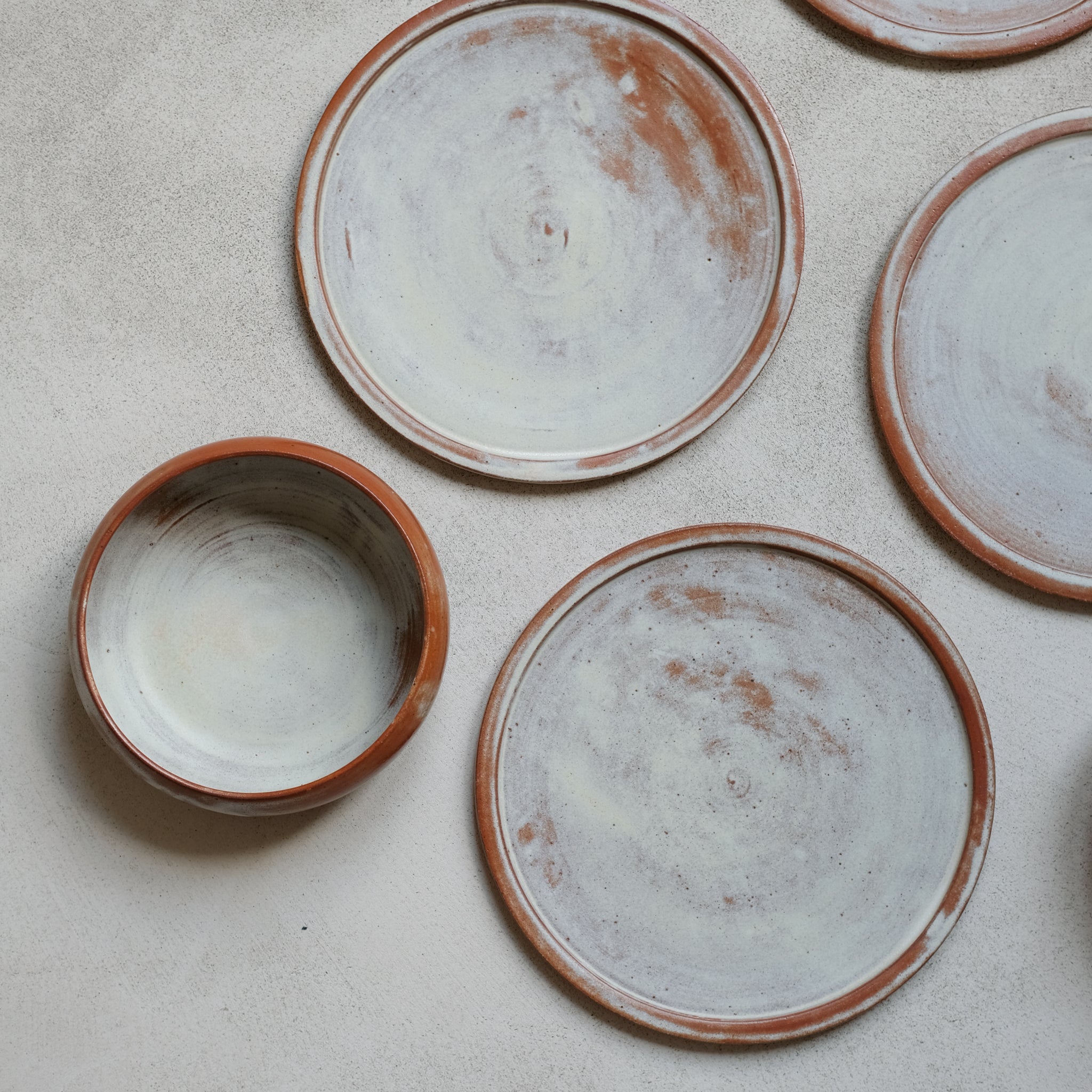 Assiette en grès blanc et ocre par Léa Guetta chez Brutal Ceramics