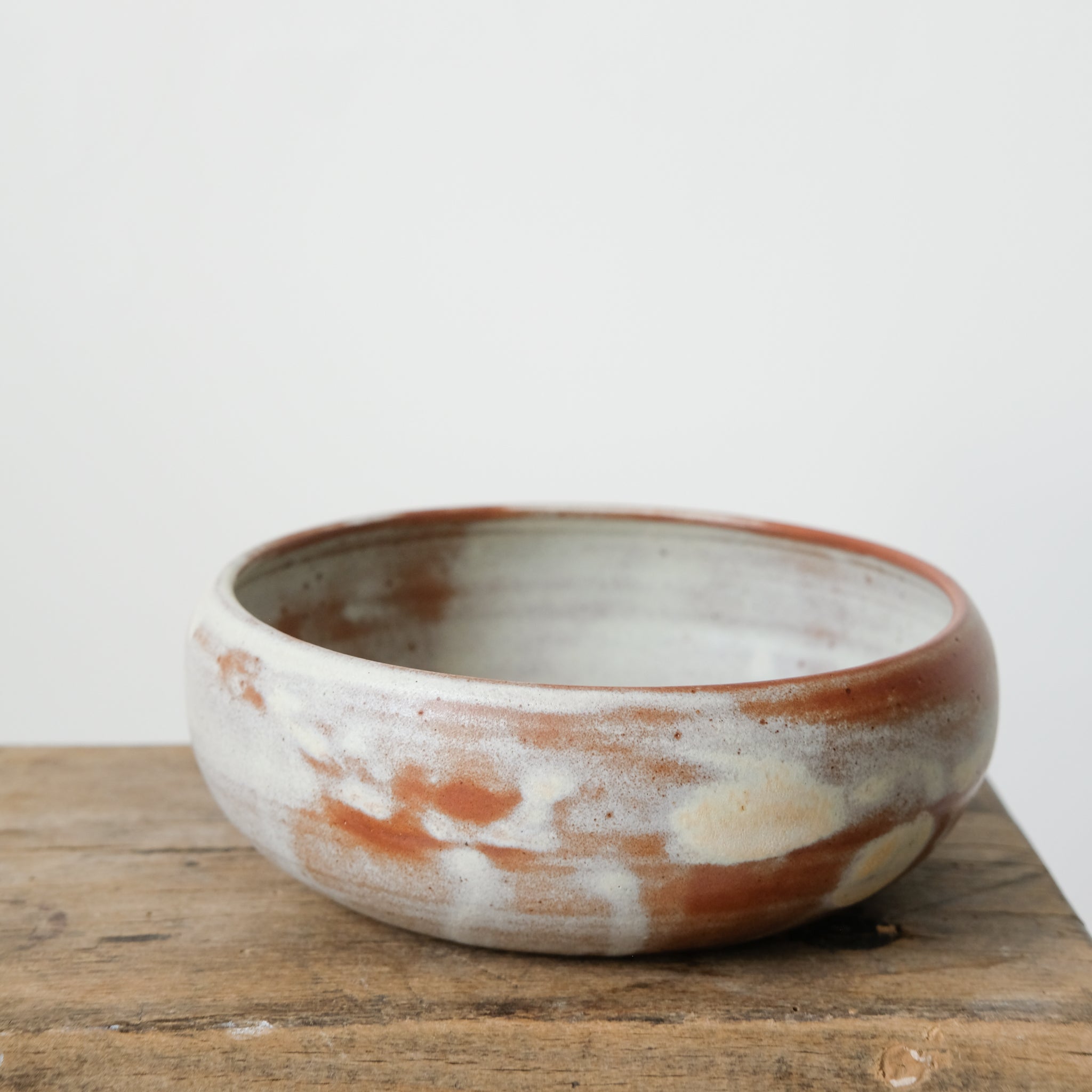 Bol en grès blanc ocre par Léa Guetta chez Brutal Ceramics