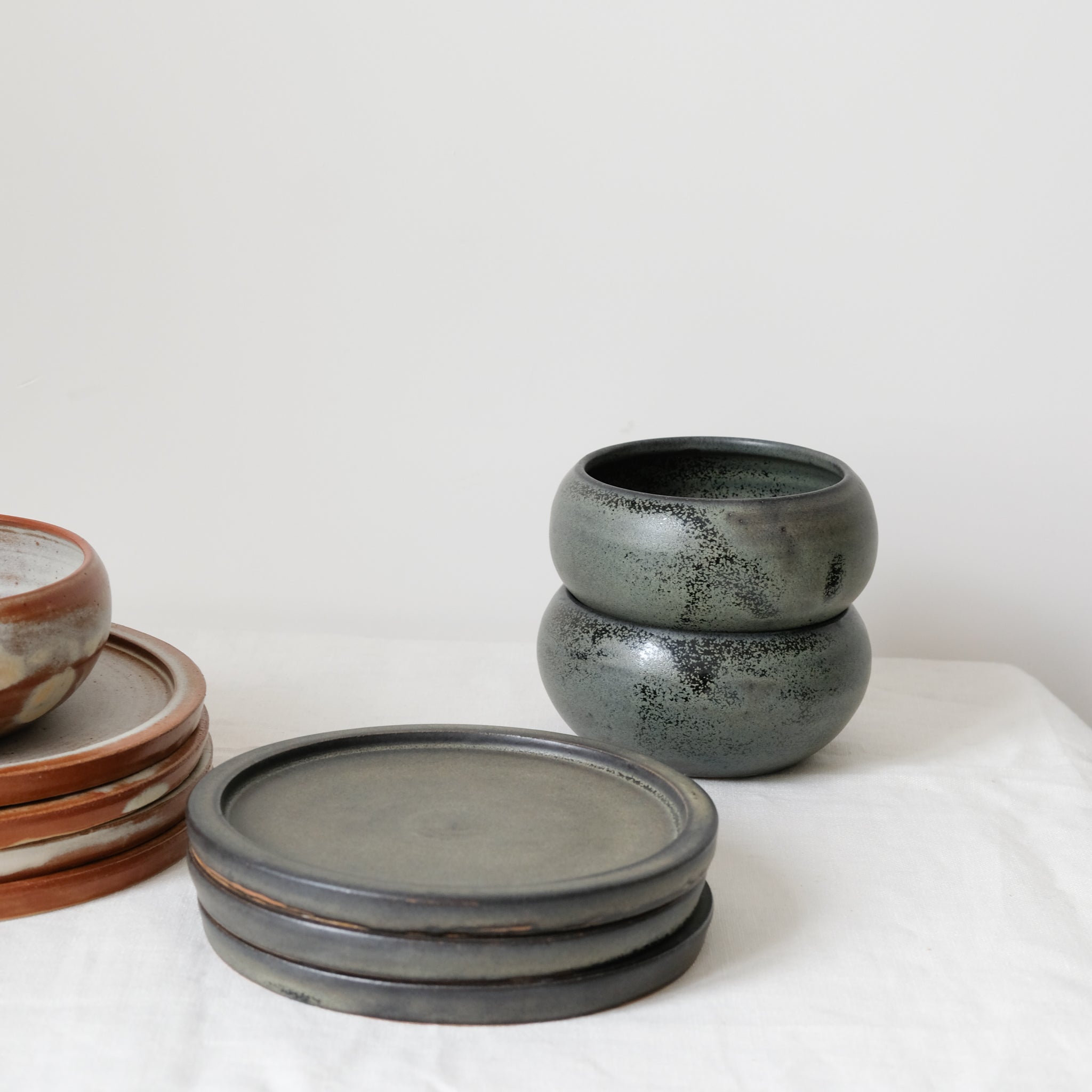 Assiette en grès noir mouchetée par Léa Guetta chez Brutal Ceramics
