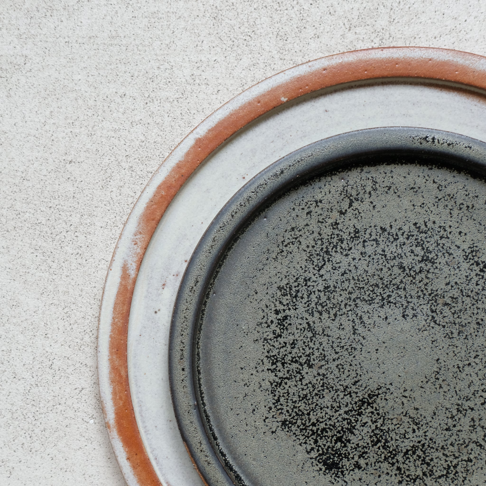 Assiette en grès noir mouchetée par Léa Guetta chez Brutal Ceramics