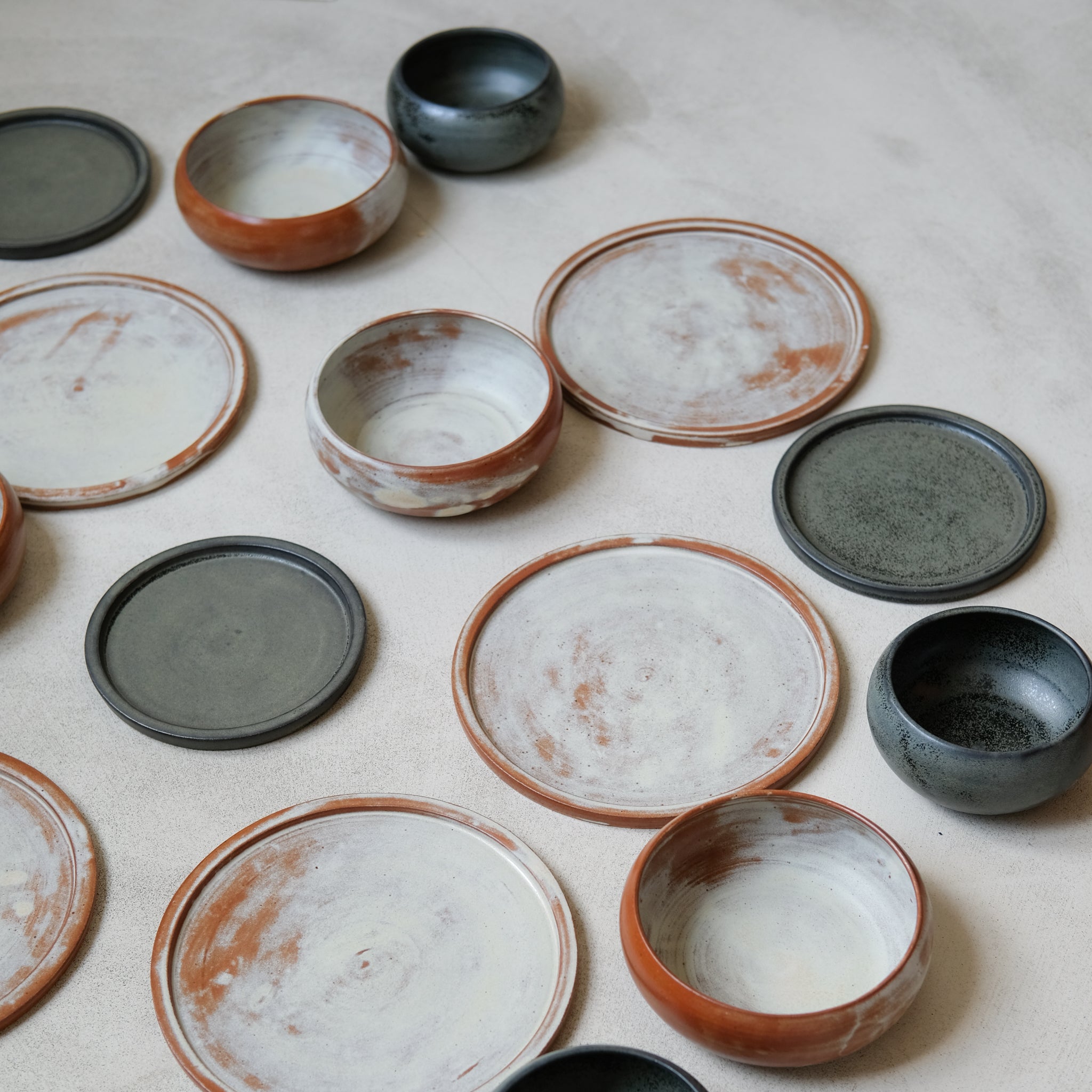 Assiette en grès noir mouchetée par Léa Guetta chez Brutal Ceramics