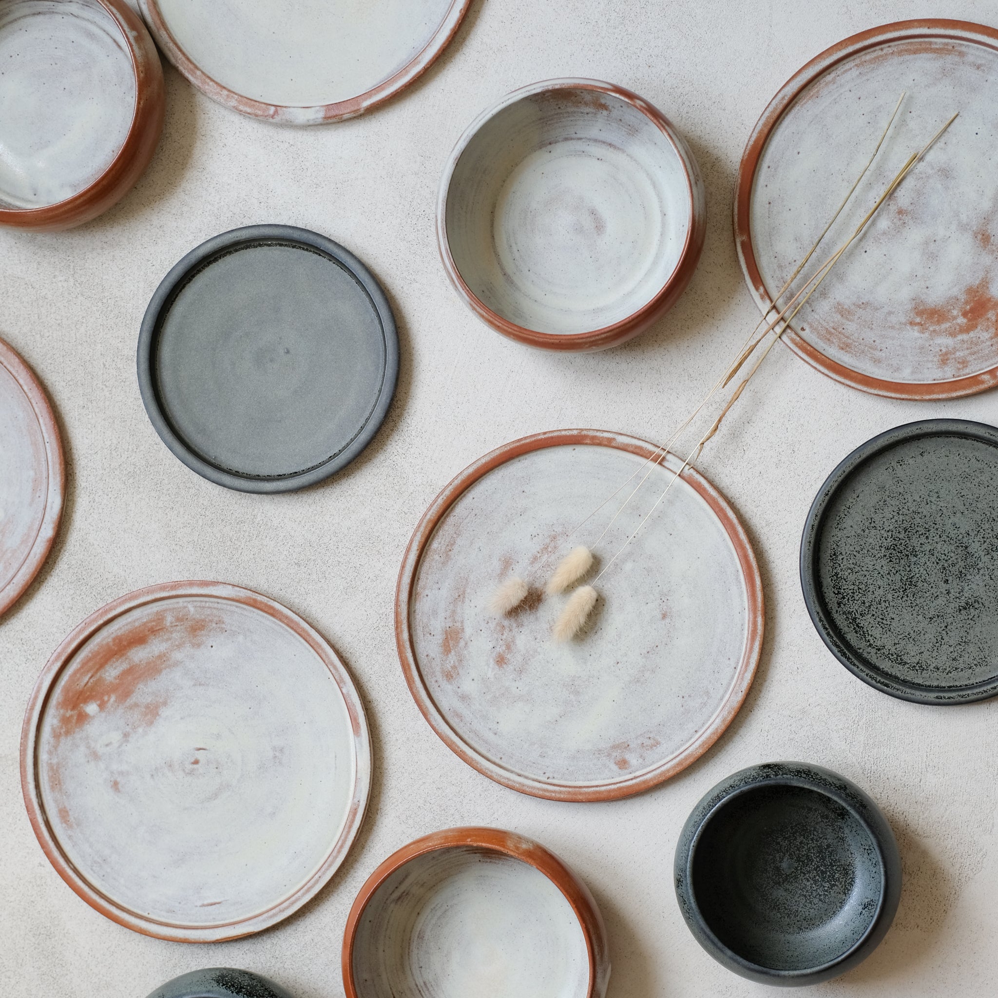 Assiette en grès blanc et ocre par Léa Guetta chez Brutal Ceramics