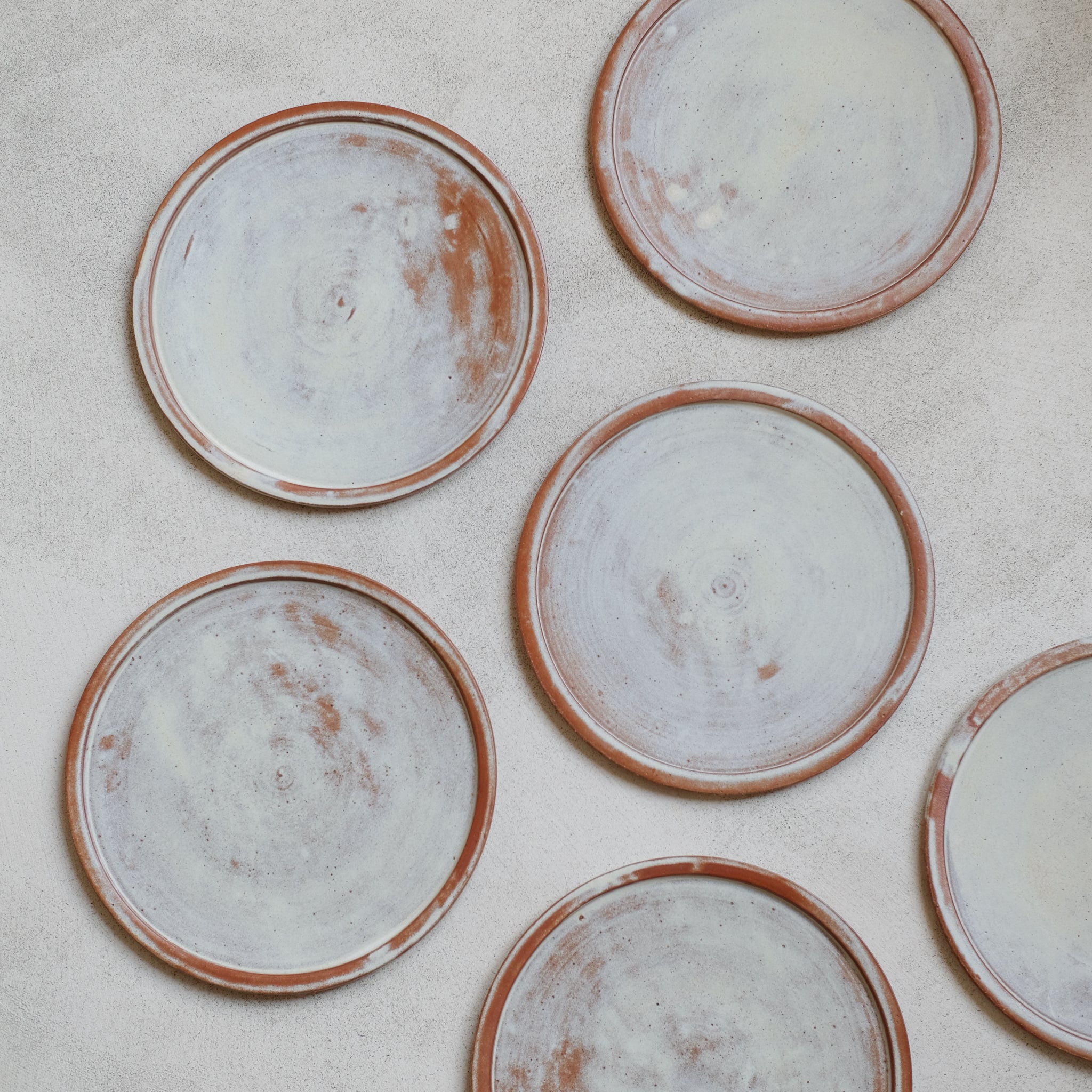 Assiette en grès blanc et ocre par Léa Guetta chez Brutal Ceramics