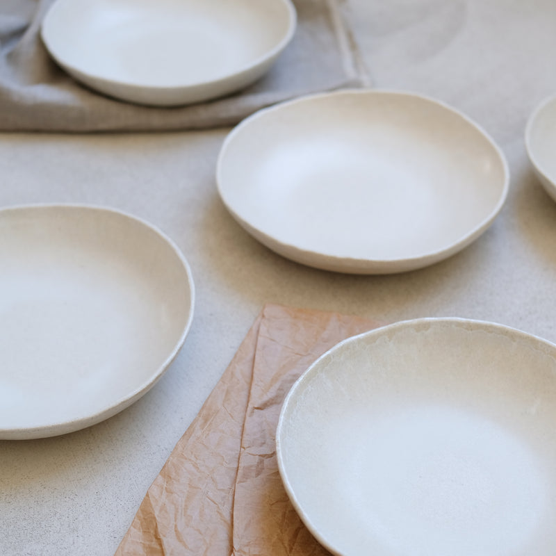 Assiette creuse en grès blanc de Lola Moreau chez Brutal Ceramics