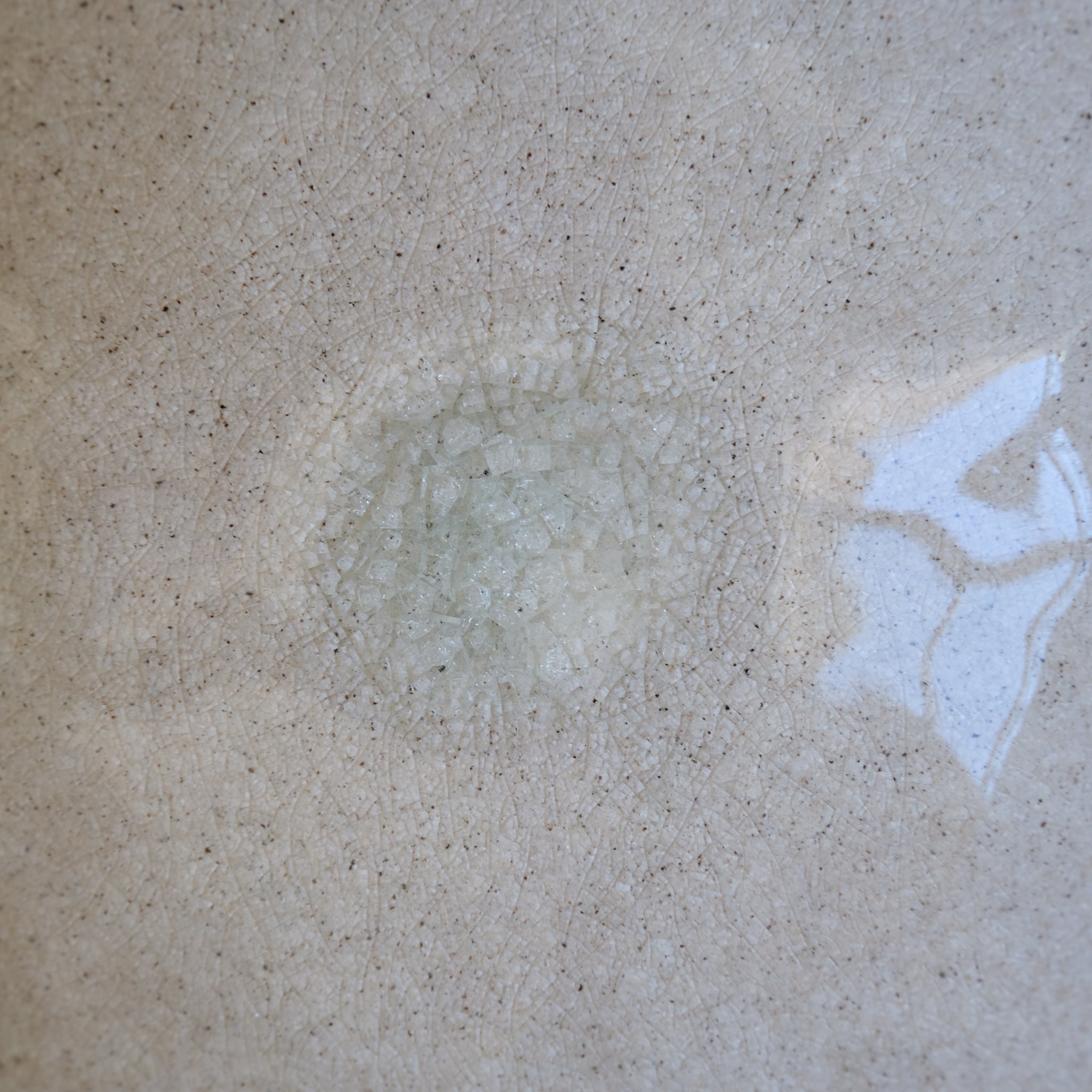 Bol sur pied en grès blanc de Lola Moreau chez Brutal Ceramics