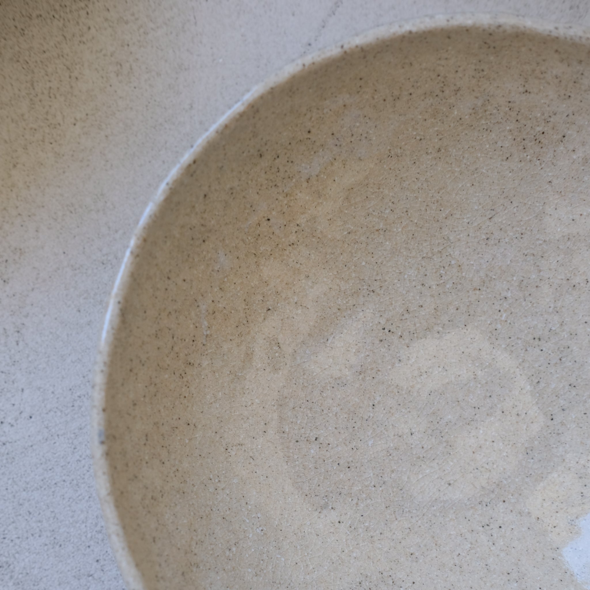 Bol sur pied en grès blanc de Lola Moreau chez Brutal Ceramics