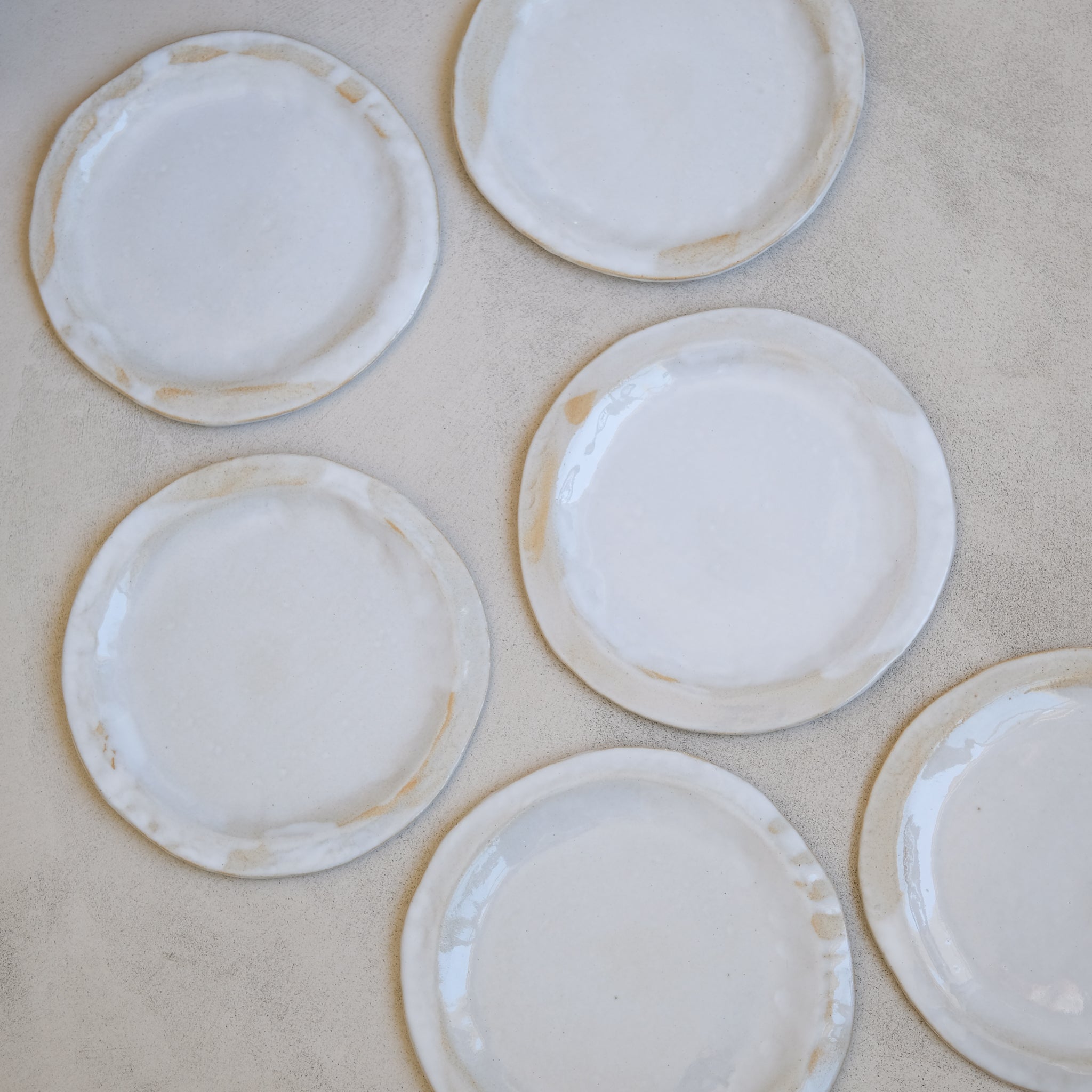 Assiette en grès blanc de Lola Moreau chez Brutal Ceramics