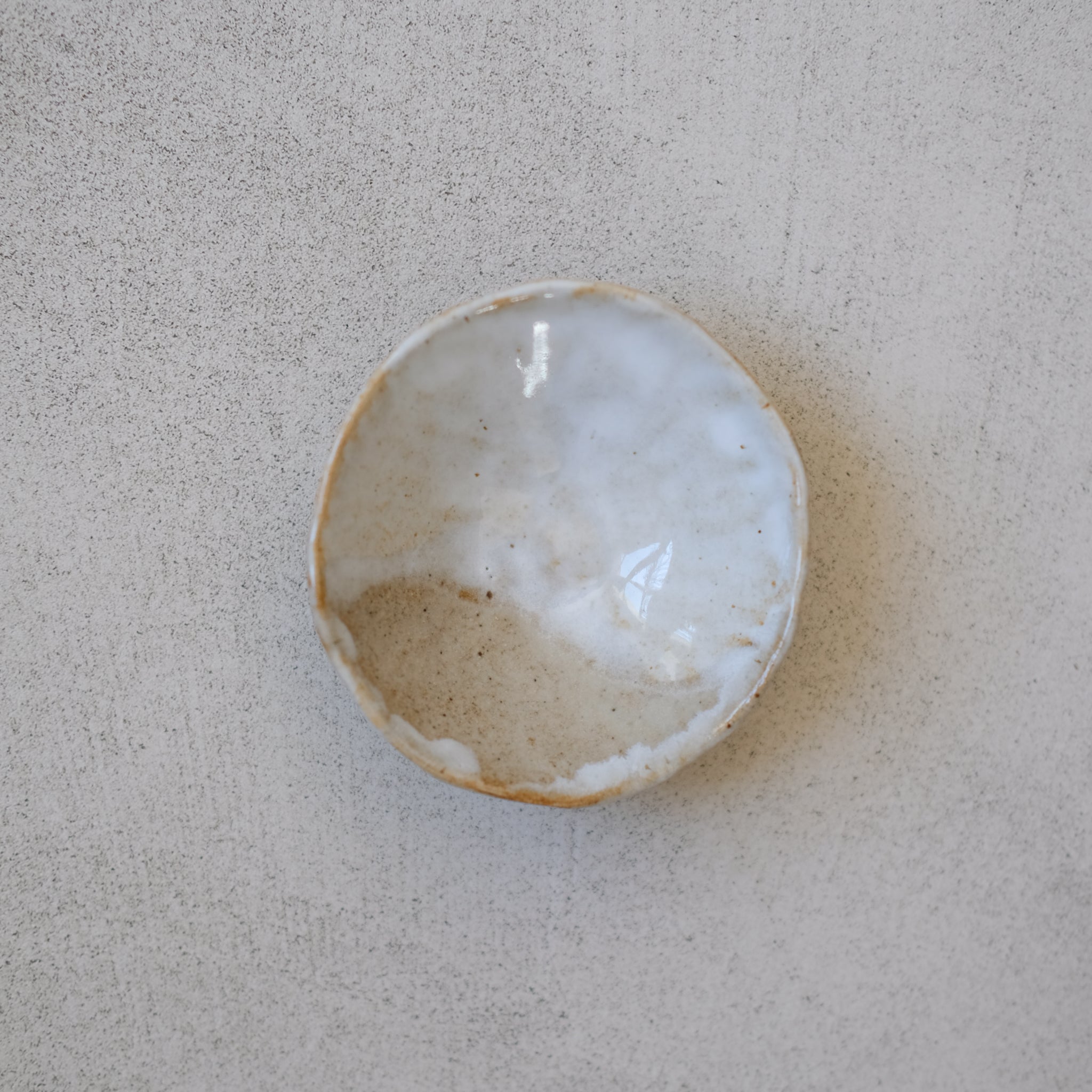 Coupelle en grès blanc de Lola Moreau chez Brutal Ceramics
