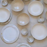 Assiette en grès blanc de Lola Moreau chez Brutal Ceramics