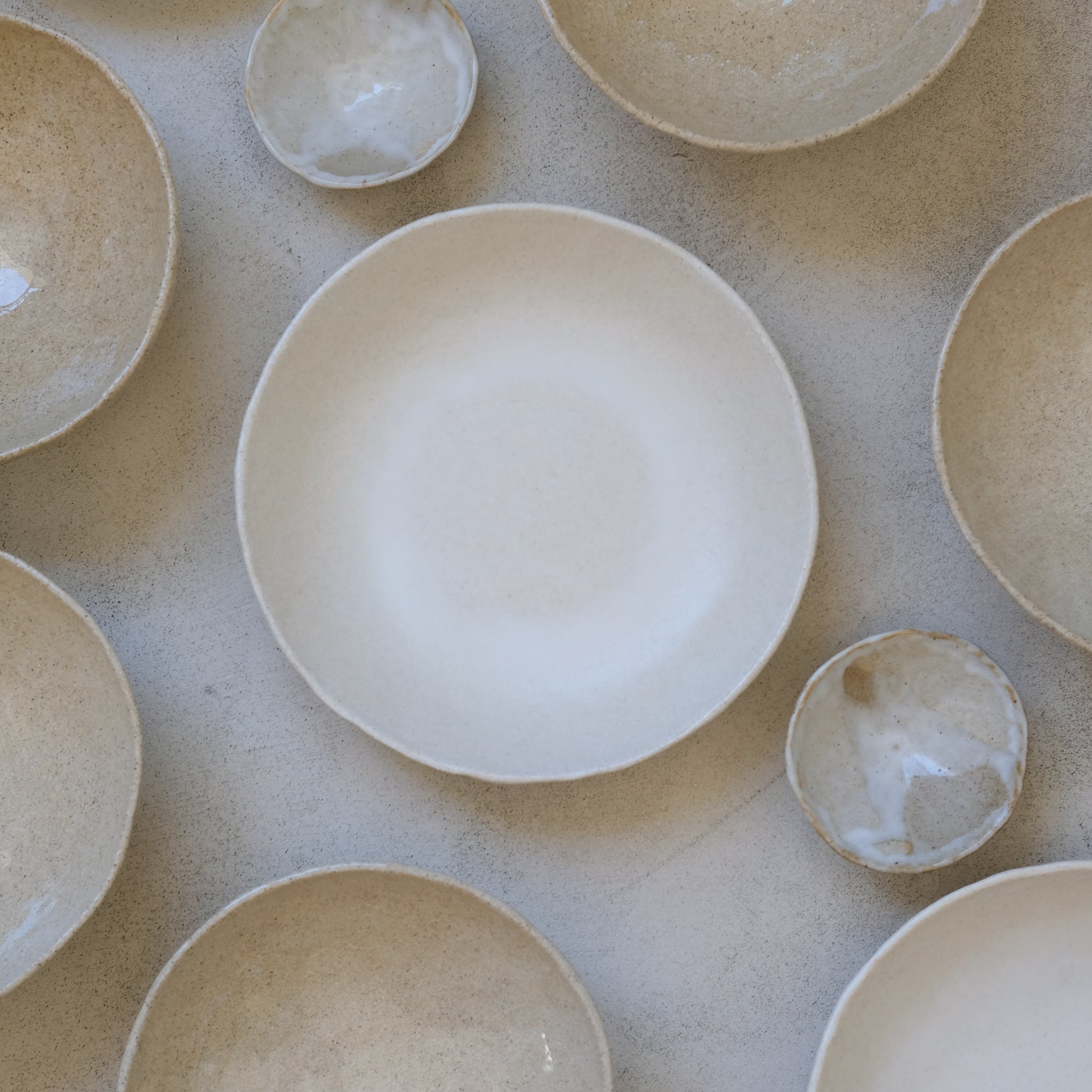 Assiette creuse en grès blanc de Lola Moreau chez Brutal Ceramics