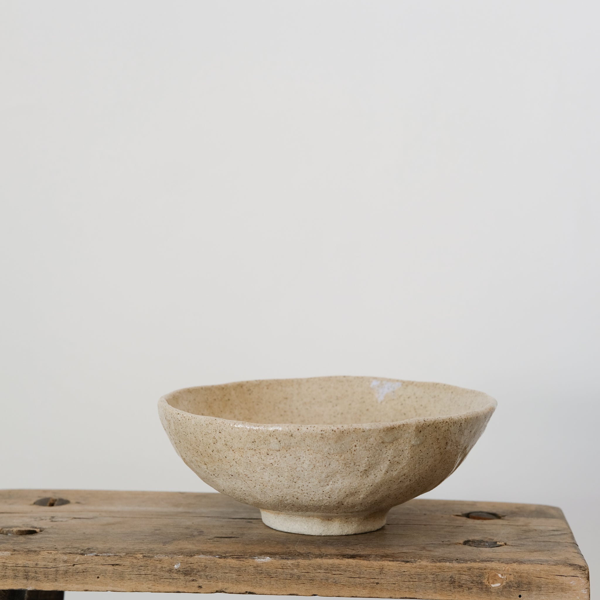 Bol sur pied en grès blanc de Lola Moreau chez Brutal Ceramics
