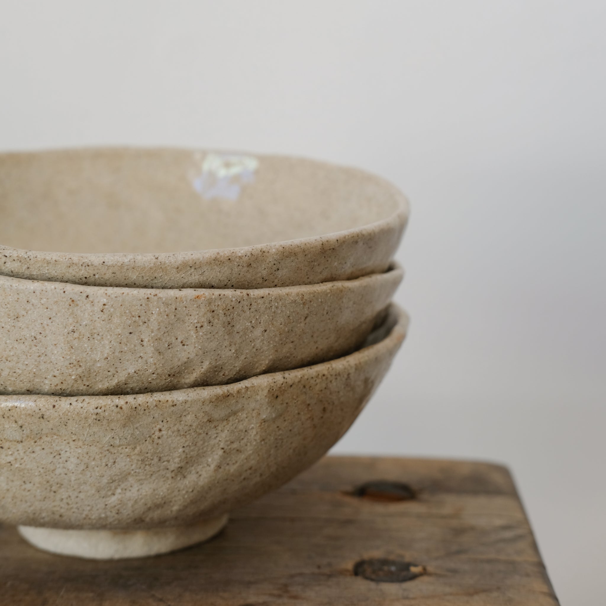 Bol sur pied en grès blanc de Lola Moreau chez Brutal Ceramics