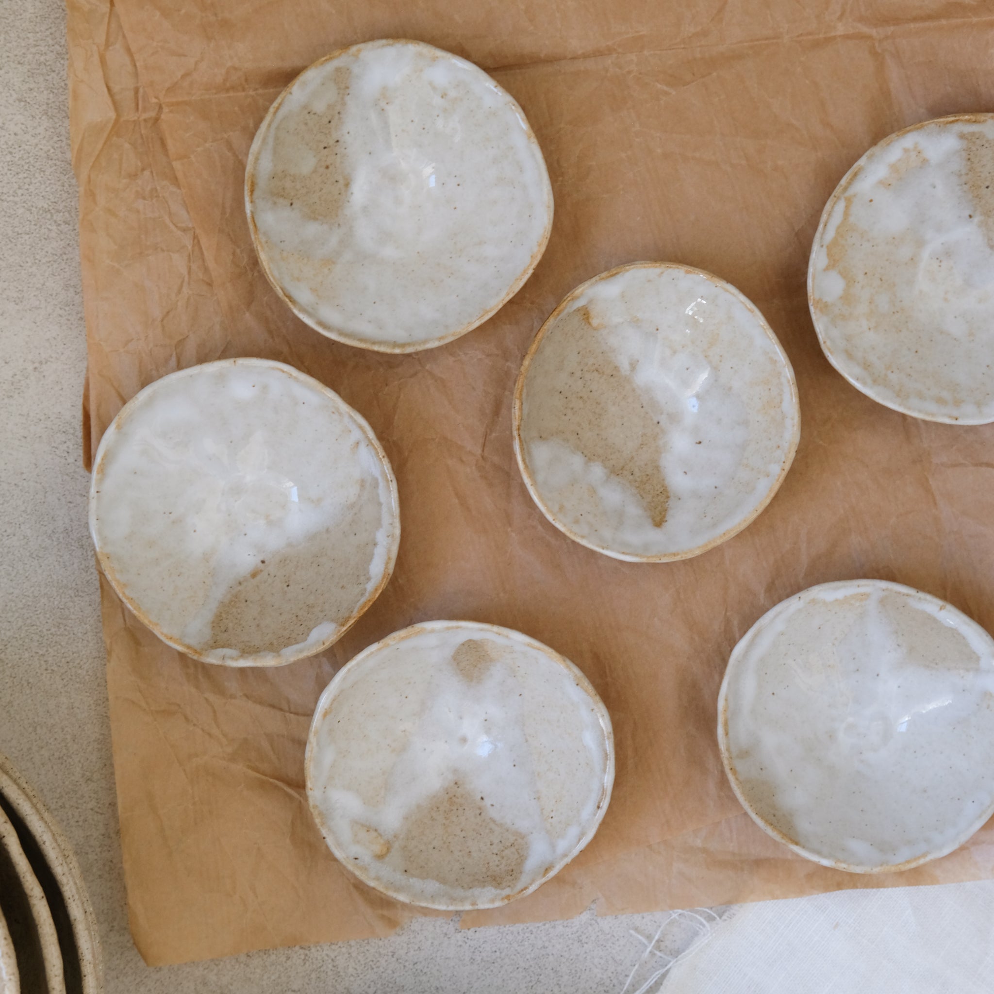 Coupelle en grès blanc de Lola Moreau chez Brutal Ceramics