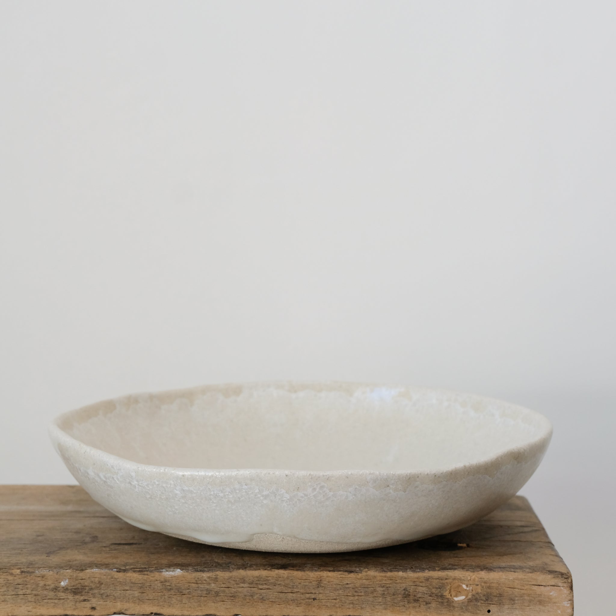 Assiette creuse en grès blanc de Lola Moreau chez Brutal Ceramics