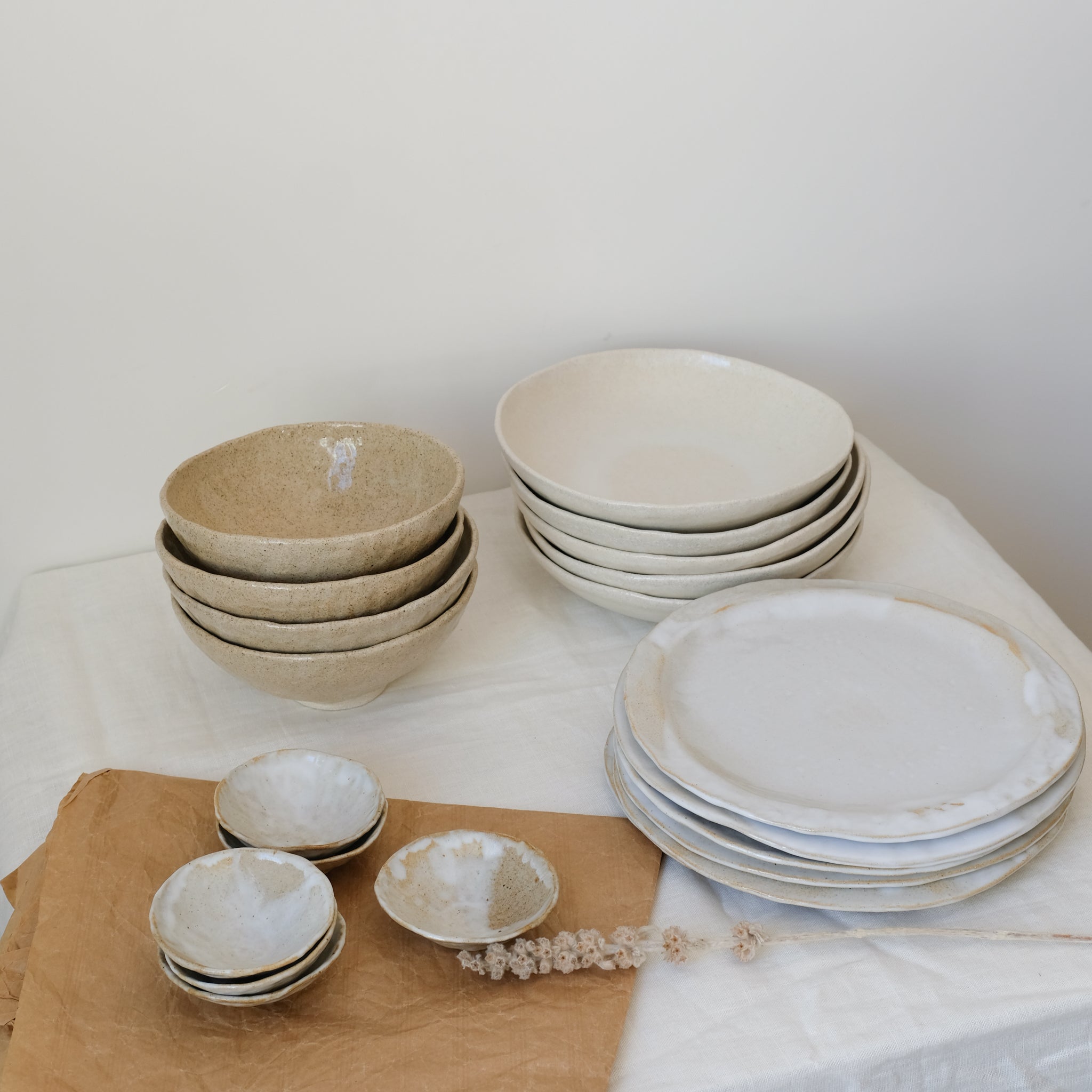 Assiette en grès blanc de Lola Moreau chez Brutal Ceramics