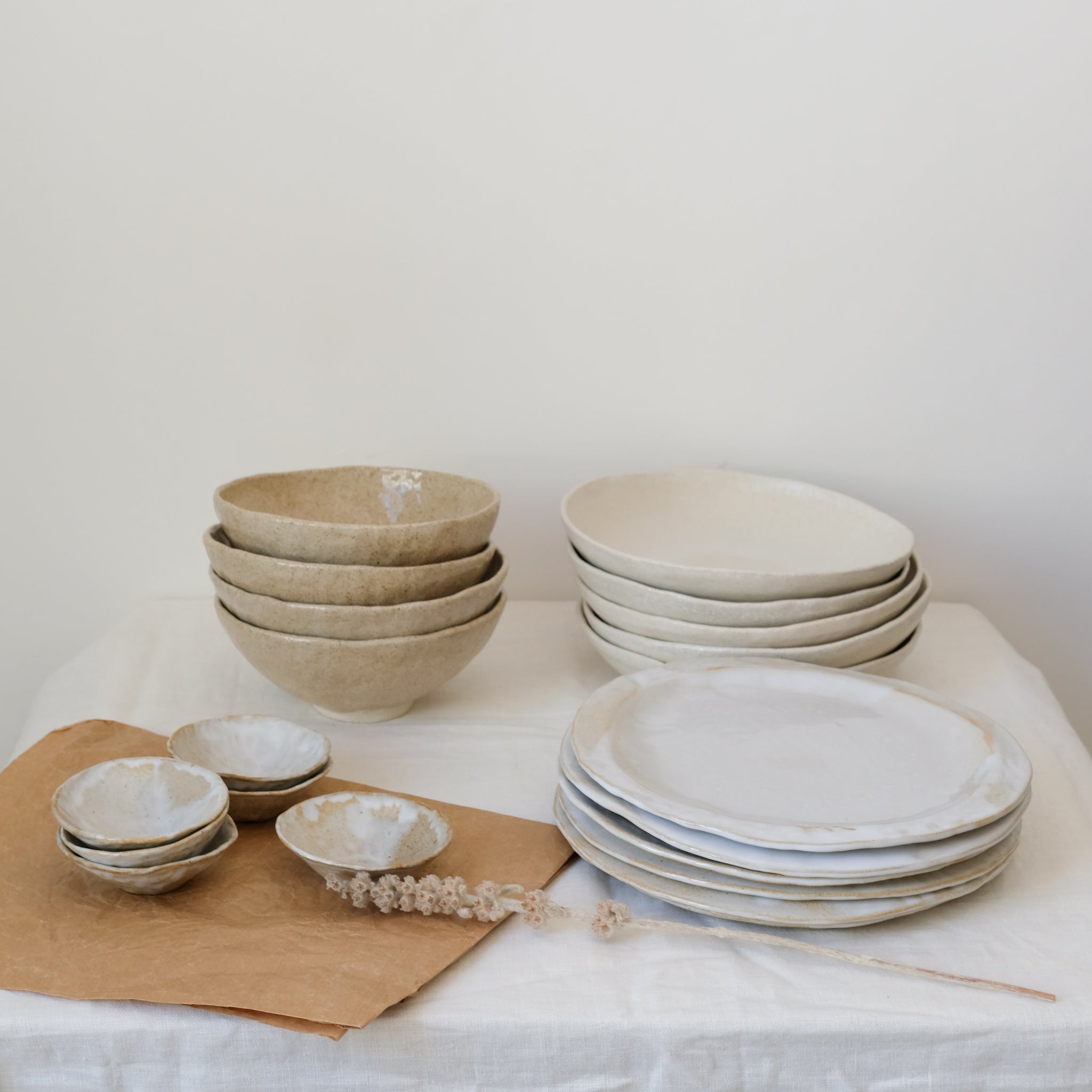 Assiette creuse en grès blanc de Lola Moreau chez Brutal Ceramics