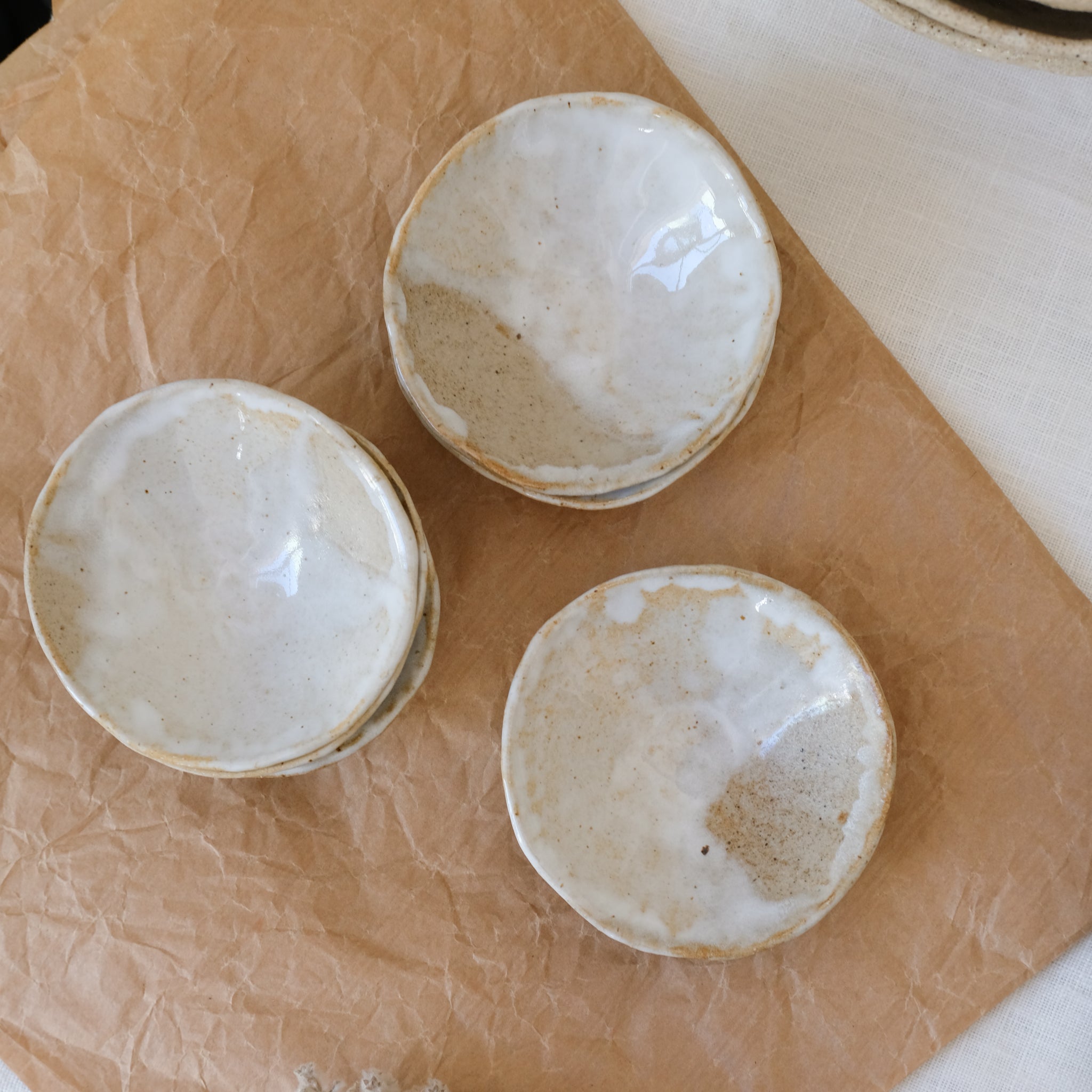 Coupelle en grès blanc de Lola Moreau chez Brutal Ceramics