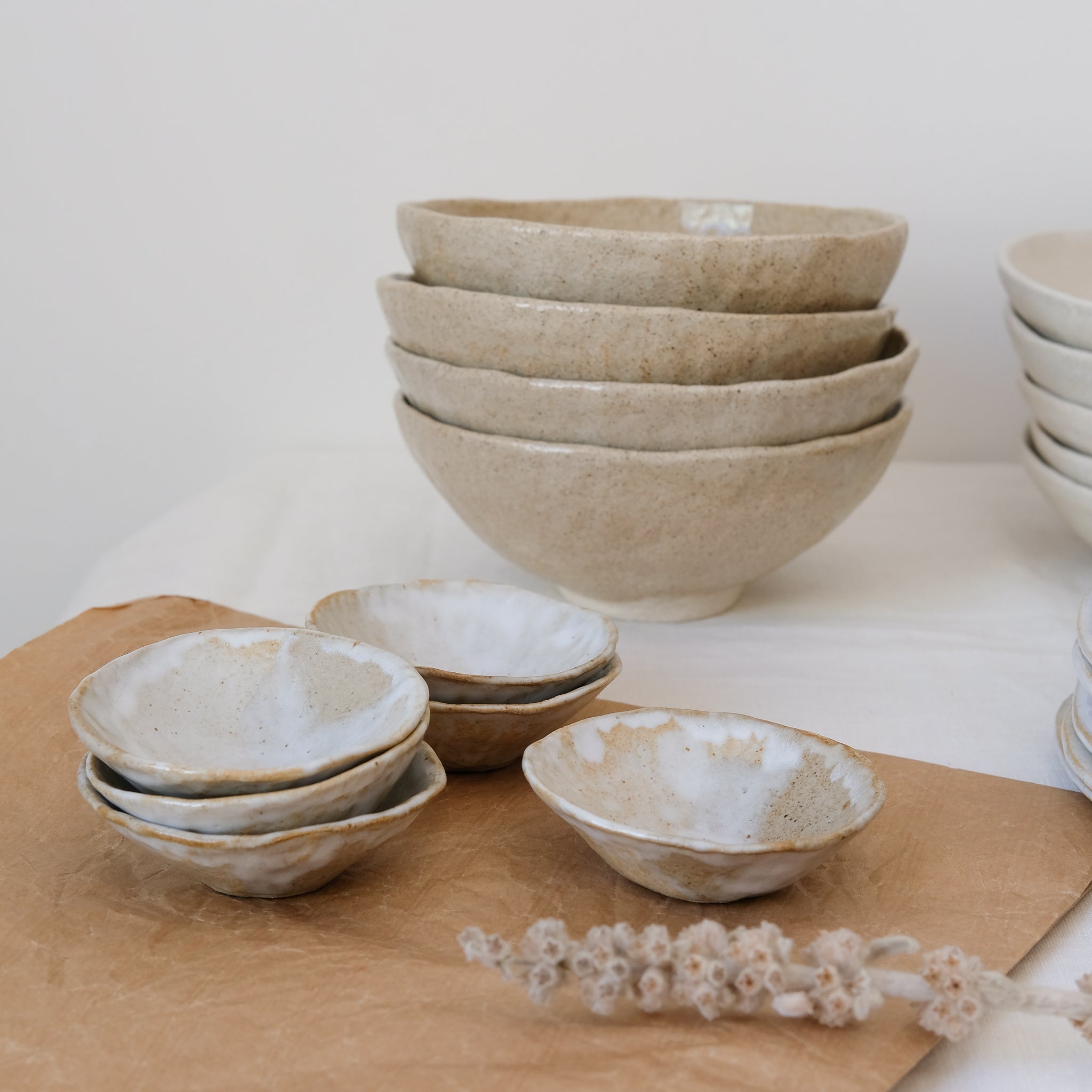 Coupelle en grès blanc de Lola Moreau chez Brutal Ceramics