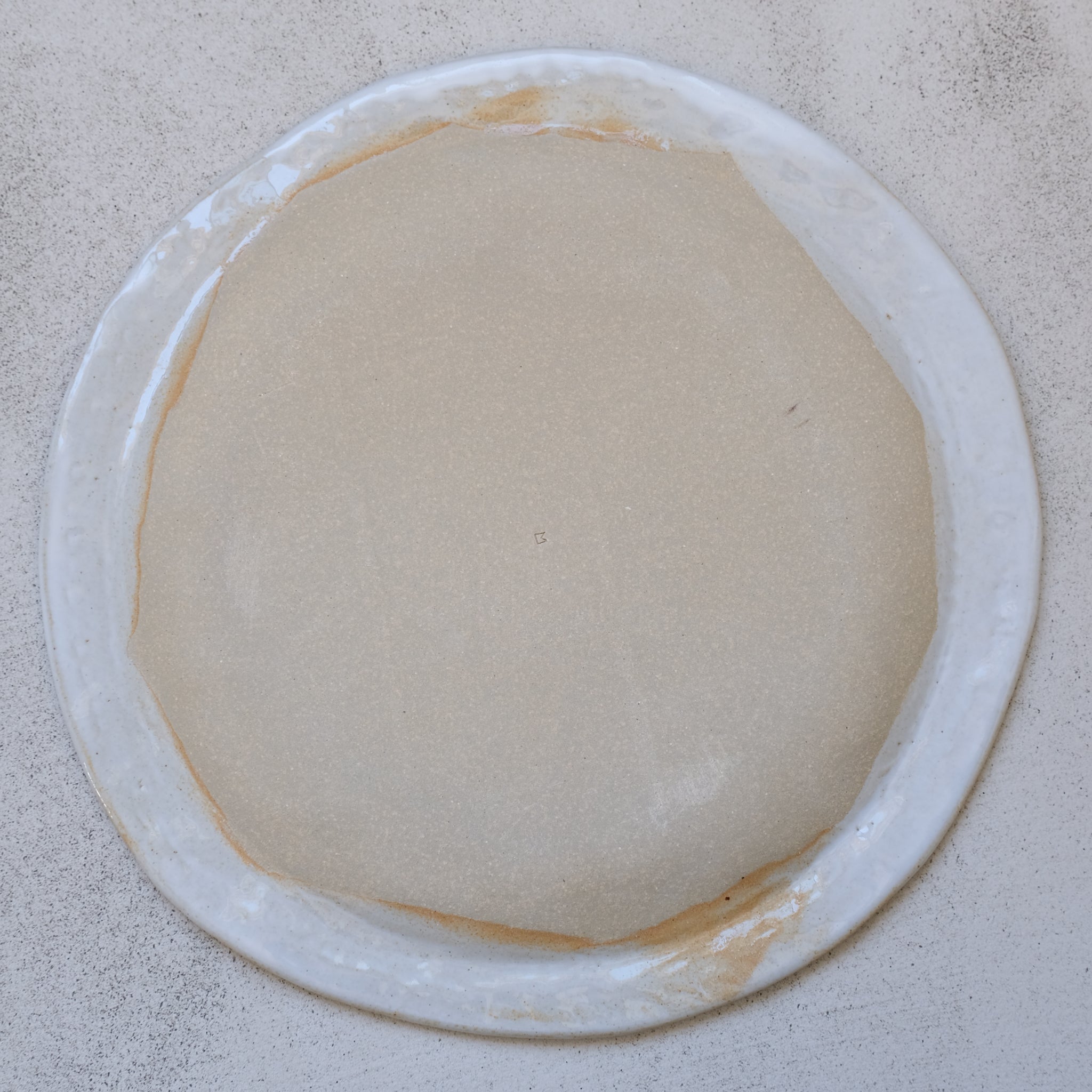 Assiette en grès blanc de Lola Moreau chez Brutal Ceramics
