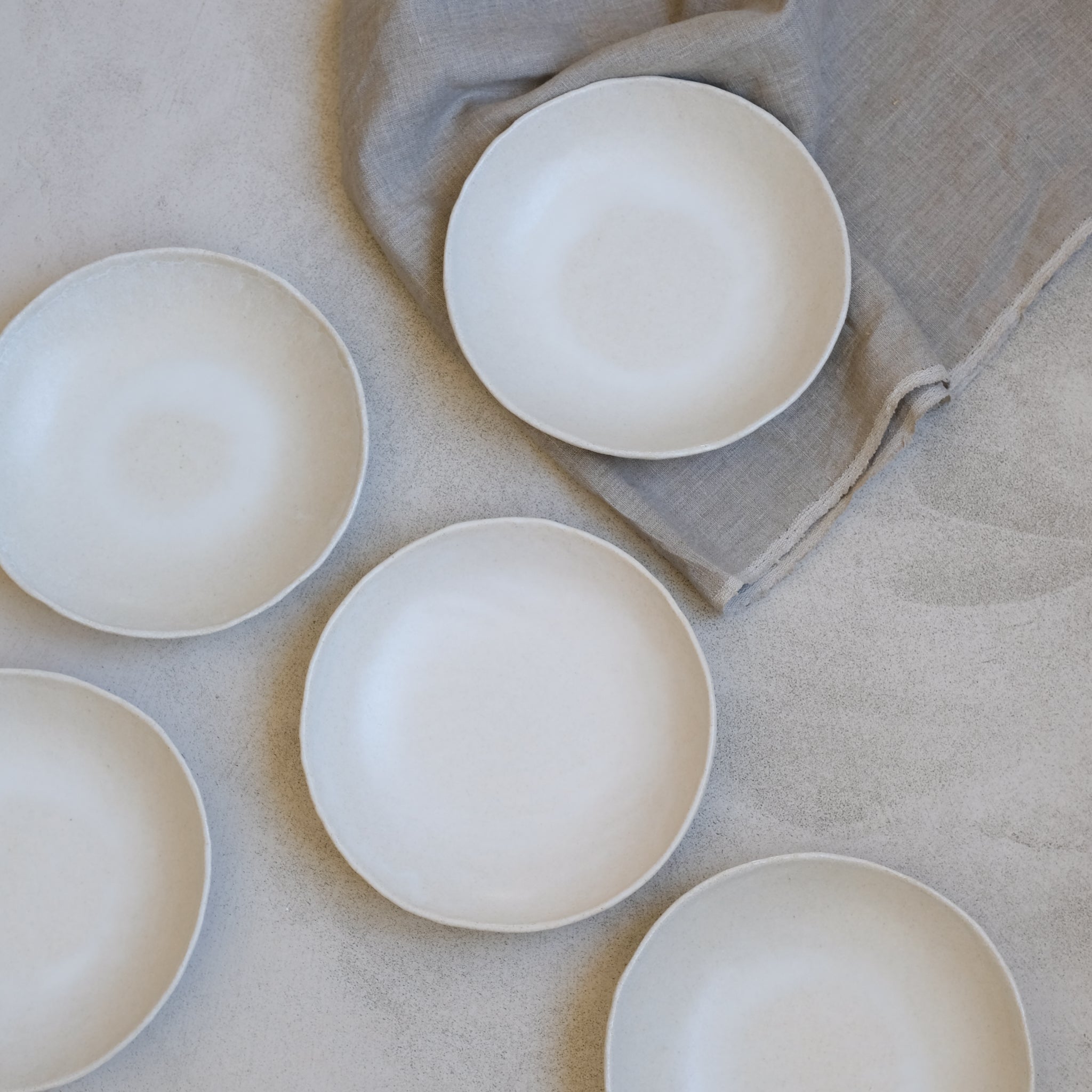 Assiette creuse en grès blanc de Lola Moreau chez Brutal Ceramics
