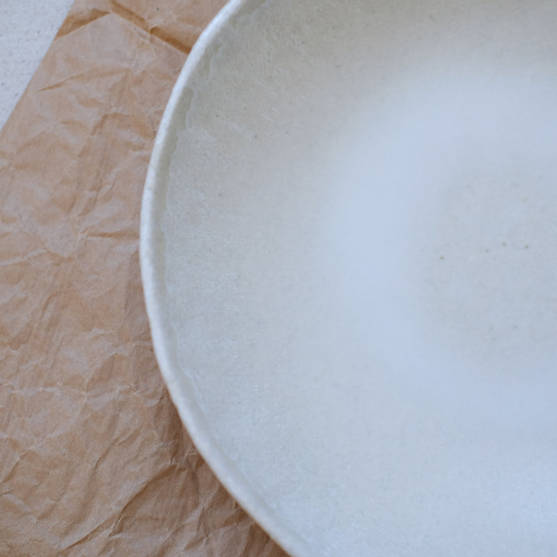 Assiette creuse en grès blanc de Lola Moreau chez Brutal Ceramics