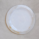 Assiette en grès blanc de Lola Moreau chez Brutal Ceramics