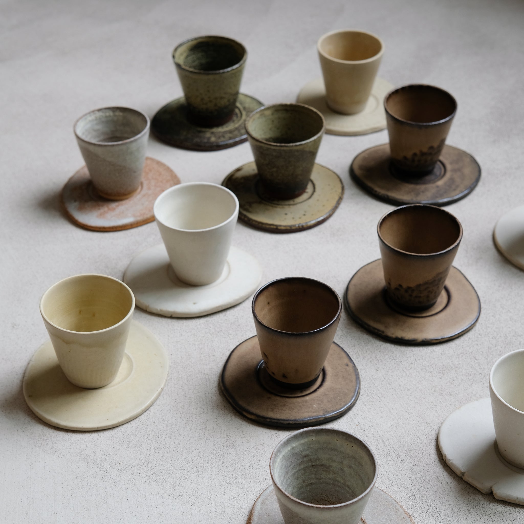Set soucoupe et tasse roux-beige de Louise Noart par Brutal