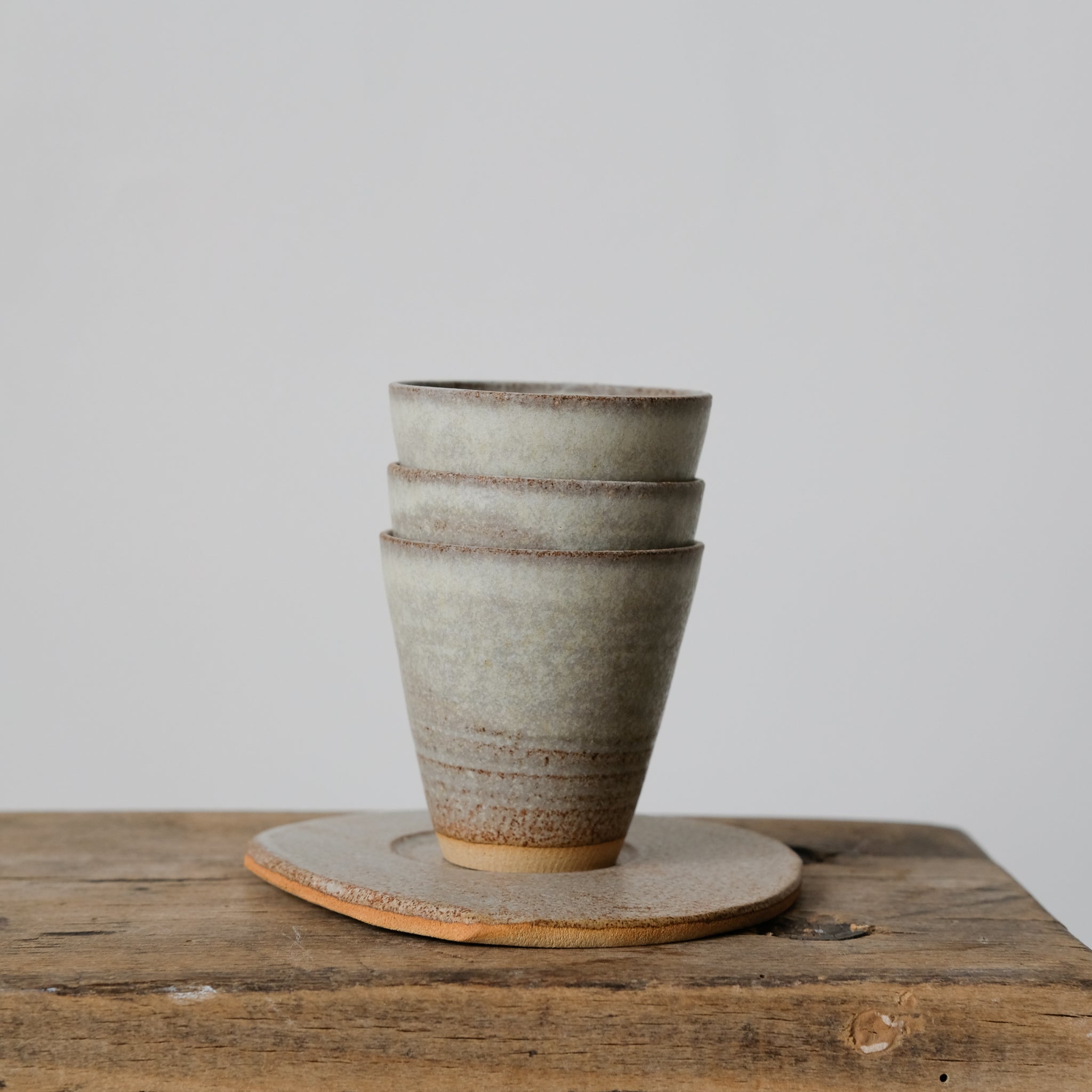 Set soucoupe et tasse roux-beige de Louise Noart par Brutal