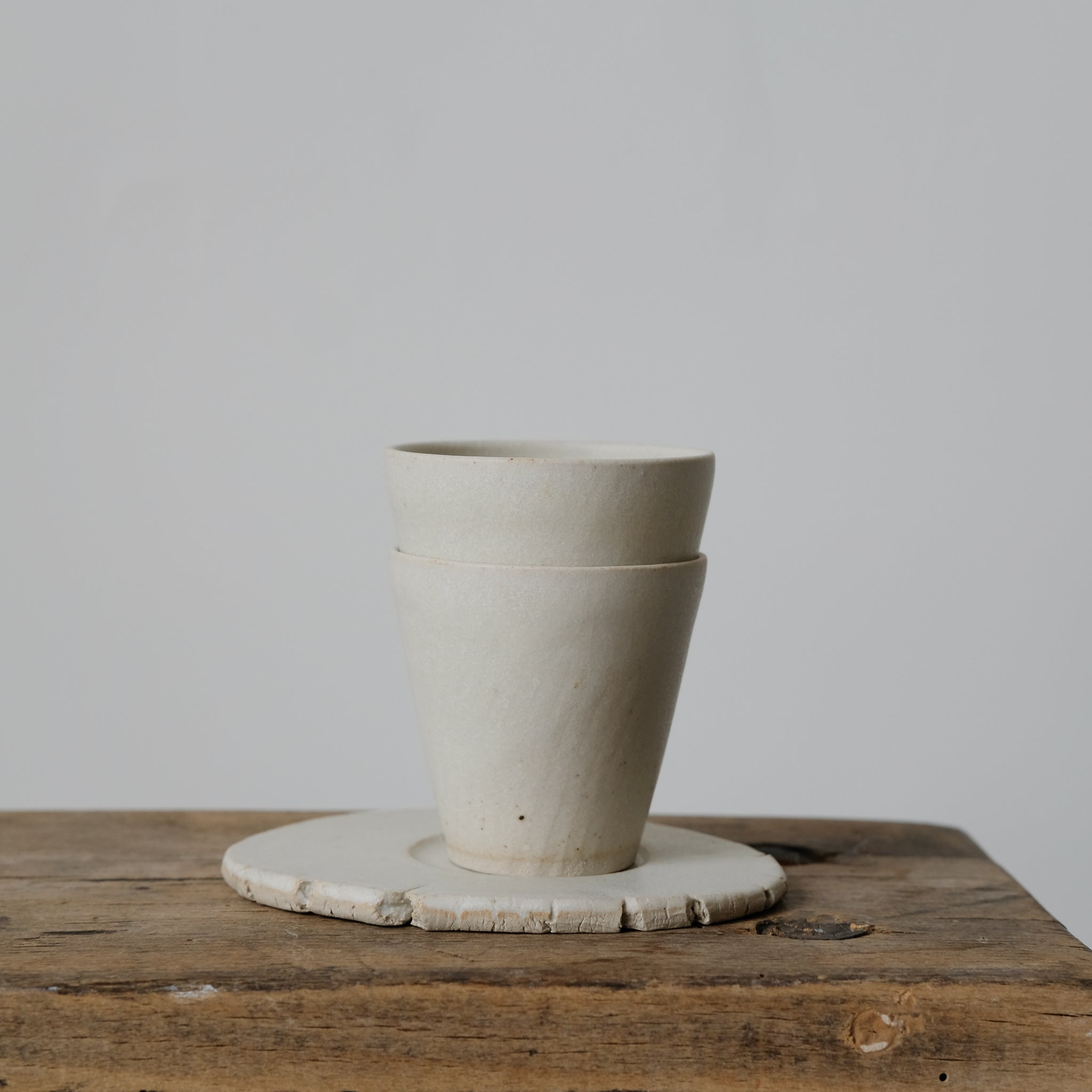 Set soucoupe et tasse blanc mat de Louise Noart pour Brutal