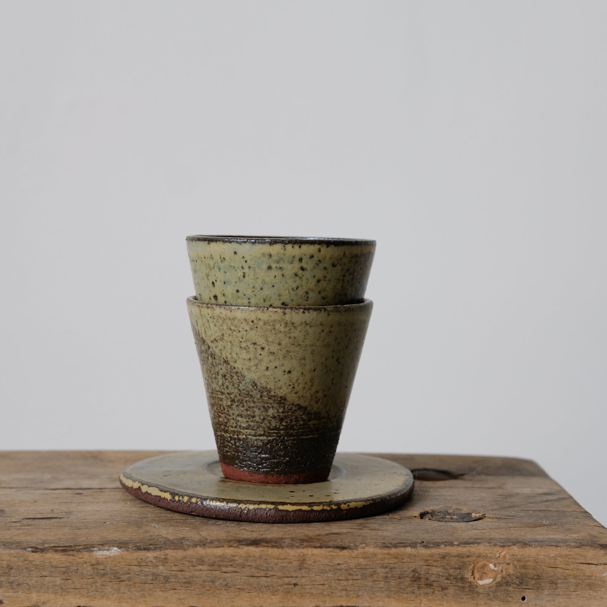 Set soucoupe et tasse kaki de Louise Noart pour Brutal