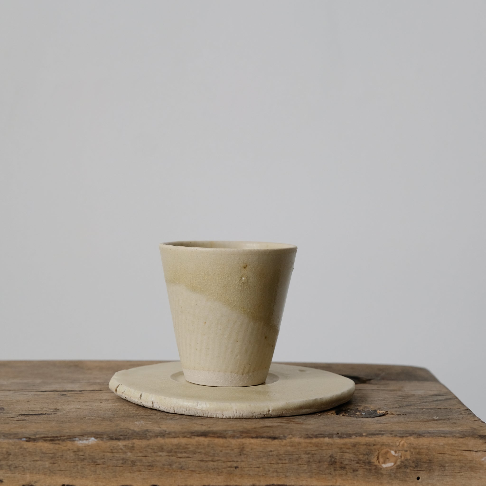 Set soucoupe et tasse crème de Louise Noart pour Brutal