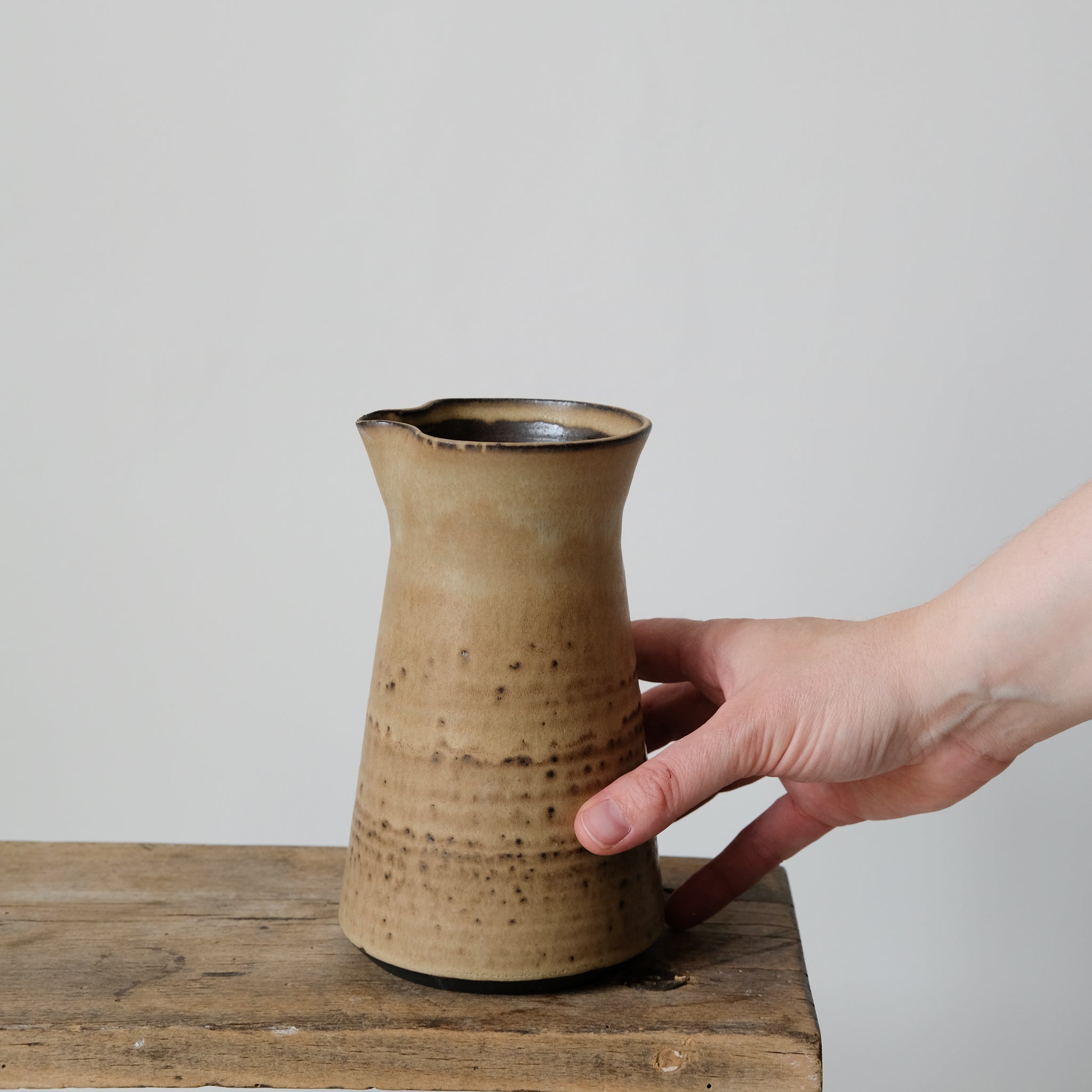 Pichet en grès noir, chocolat par Louise Noart pour Brutal Ceramics