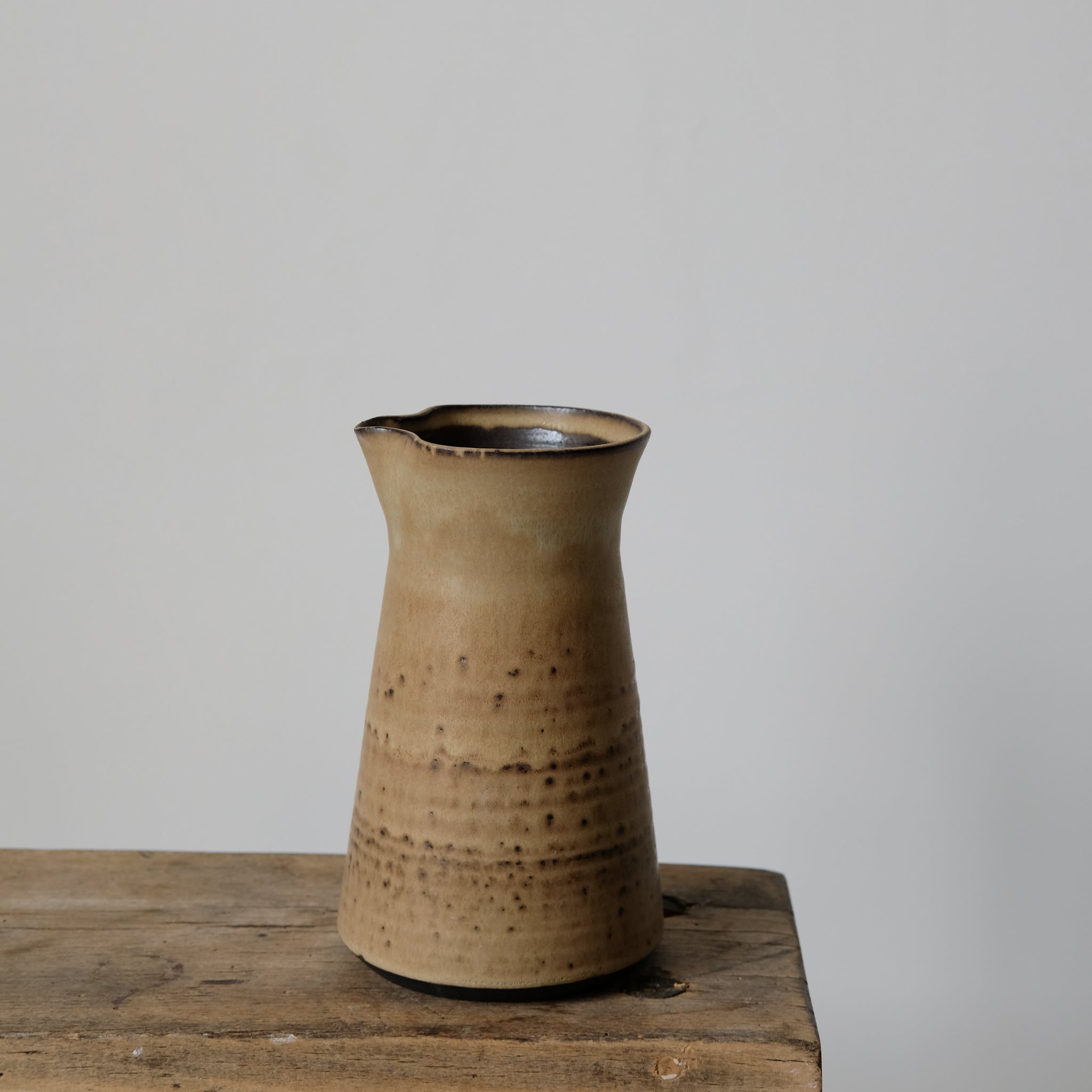 Pichet en grès noir, chocolat par Louise Noart pour Brutal Ceramics