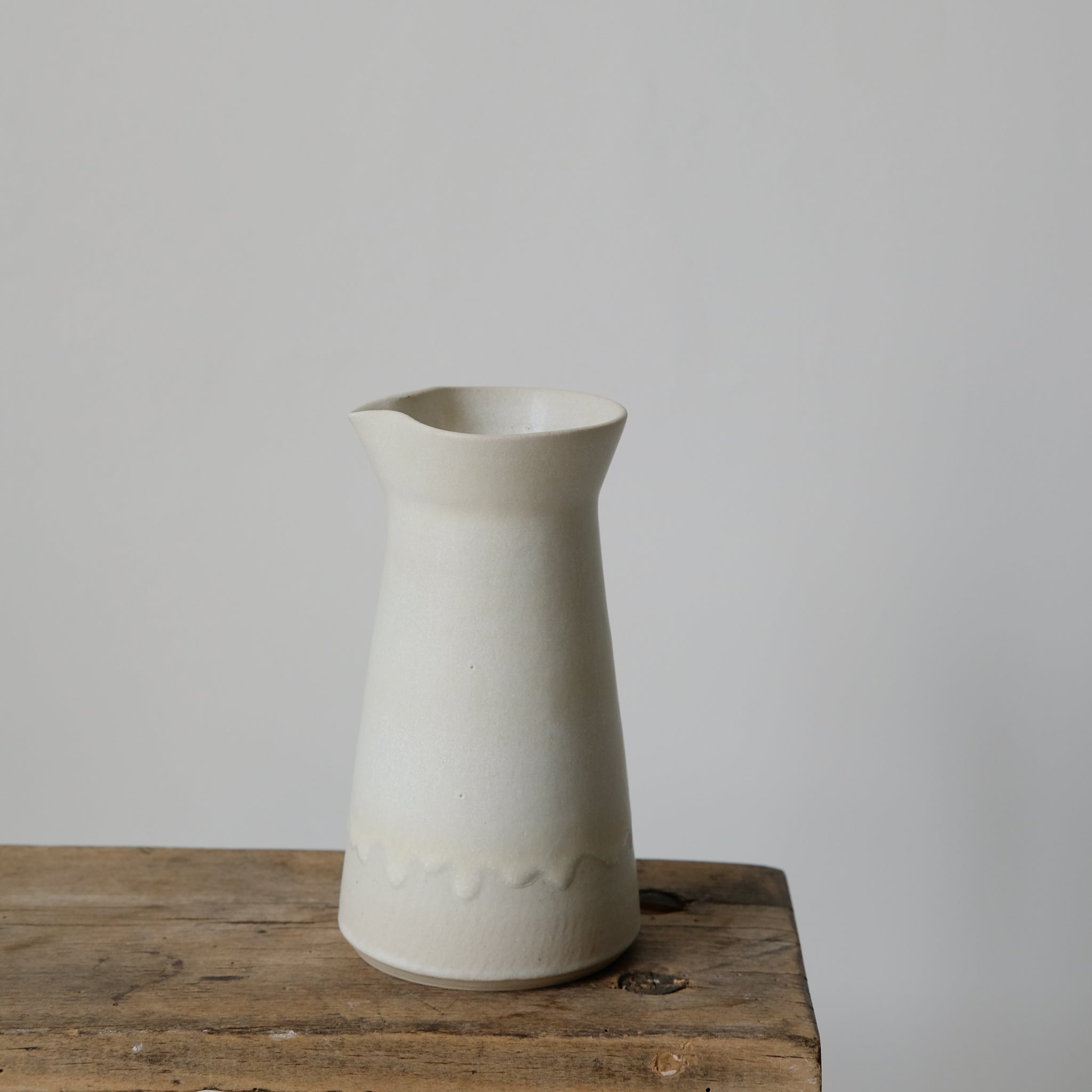 Pichet en grès blanc par Louise Noart pour Brutal Ceramics