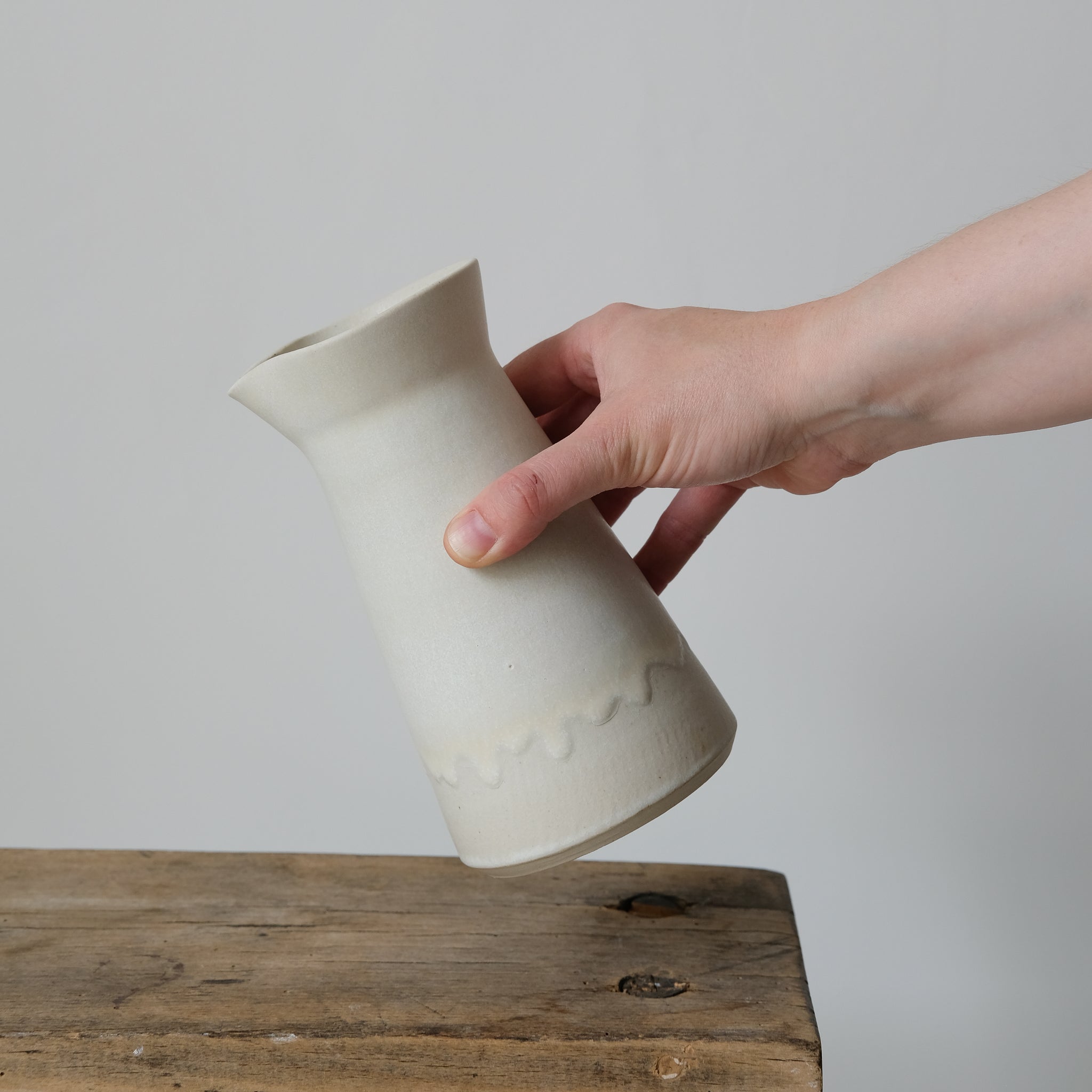 Pichet en grès blanc par Louise Noart pour Brutal Ceramics